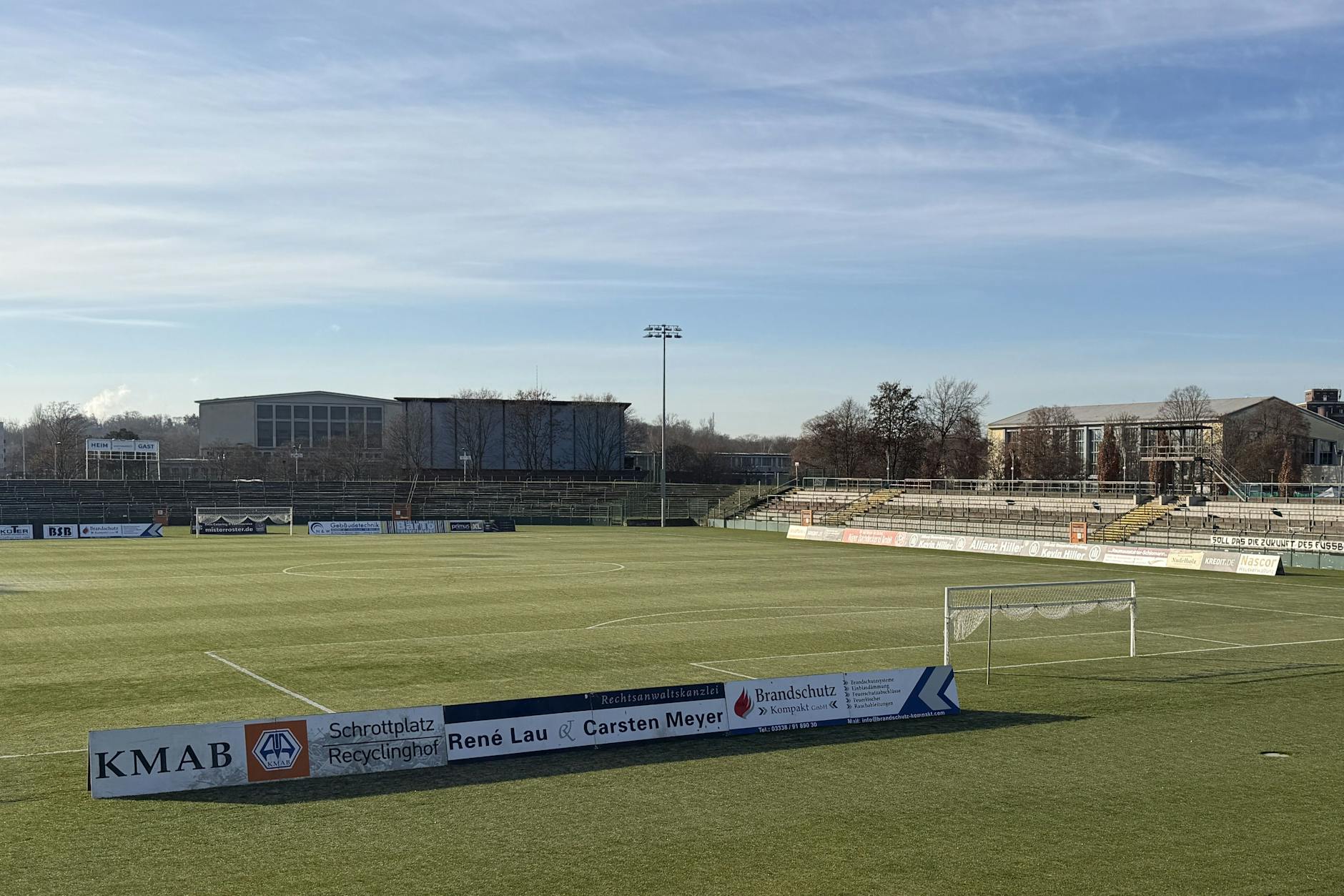 So präsentierte sich der Rasenplatz im Sportforum rund eine Stunde vorm geplanten Anpfiff gegen Luckenwalde. Von unbespielbar keine Spur.