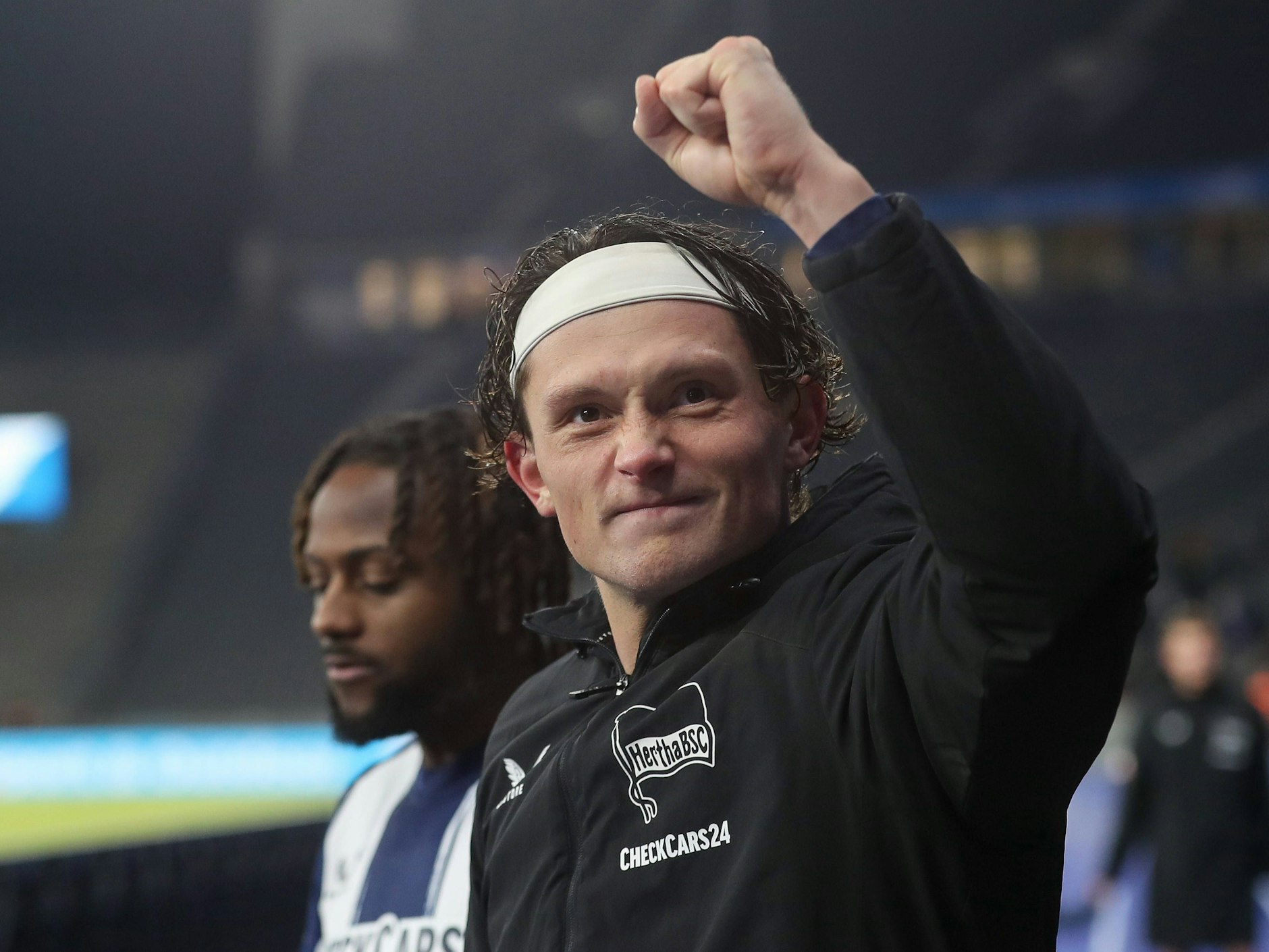 Siegerfaust! Hertha-Kapitän Fabian Reese glaubt fest an den Aufstieg, auch wenn die Tabelle es noch nicht zeigt.