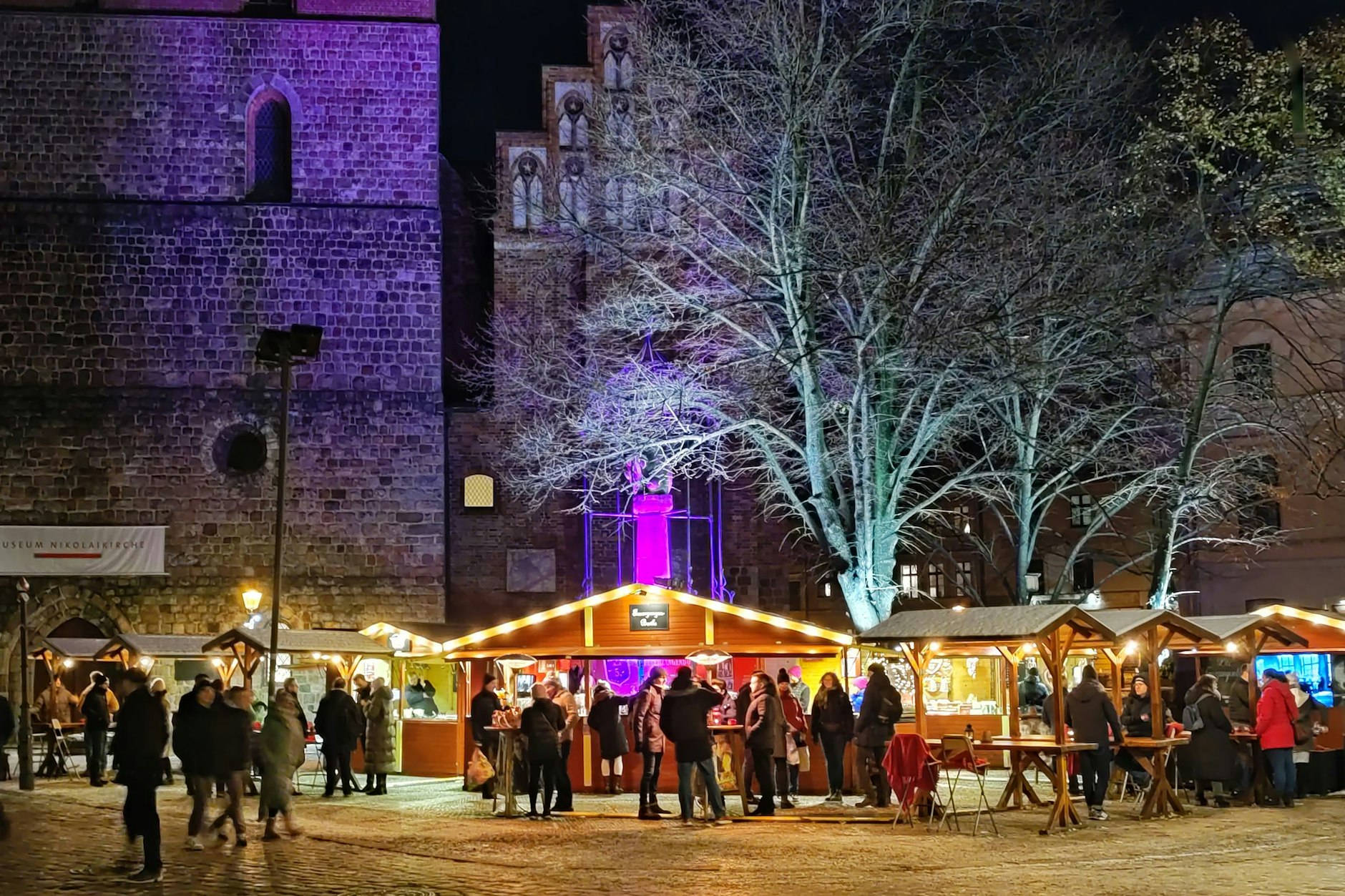 Der kleine Weihnachtsmarkt unter der Nikolaikirche