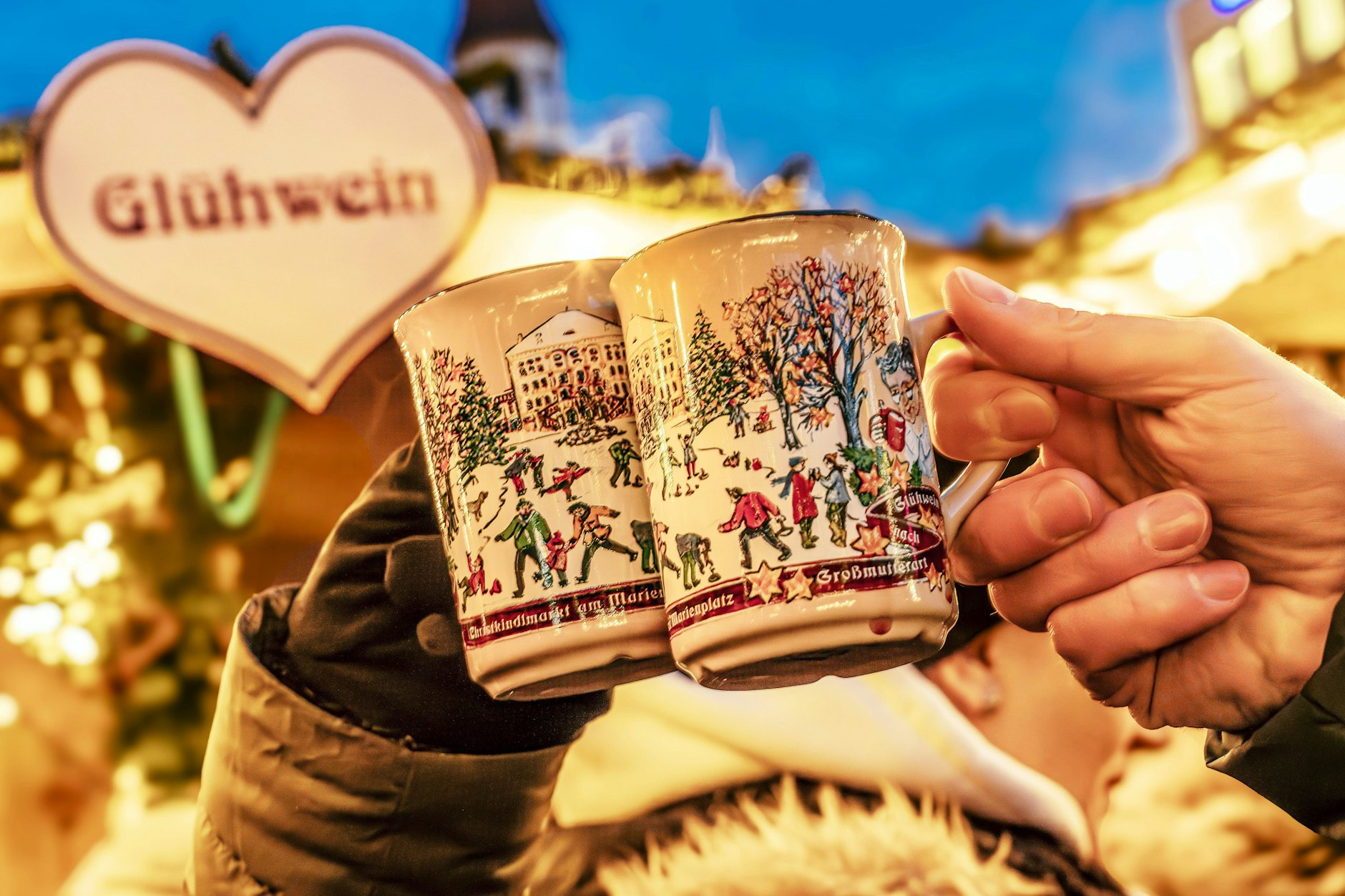 Als Erinnerung an einen schönen Weihnachtsmarkt-Bummel wollen manche Besucher die Glühweintasse behalten. An vielen Glühwein-Ständen werden sie auch als Souvenir verkauft.