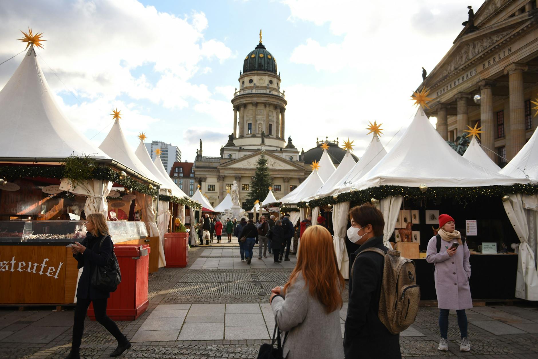 Der Weihnachtszaubermarkt auf dem Gndarmenmarkt. Heir müssen Besucher zwei Euro Eintritt zahlen.