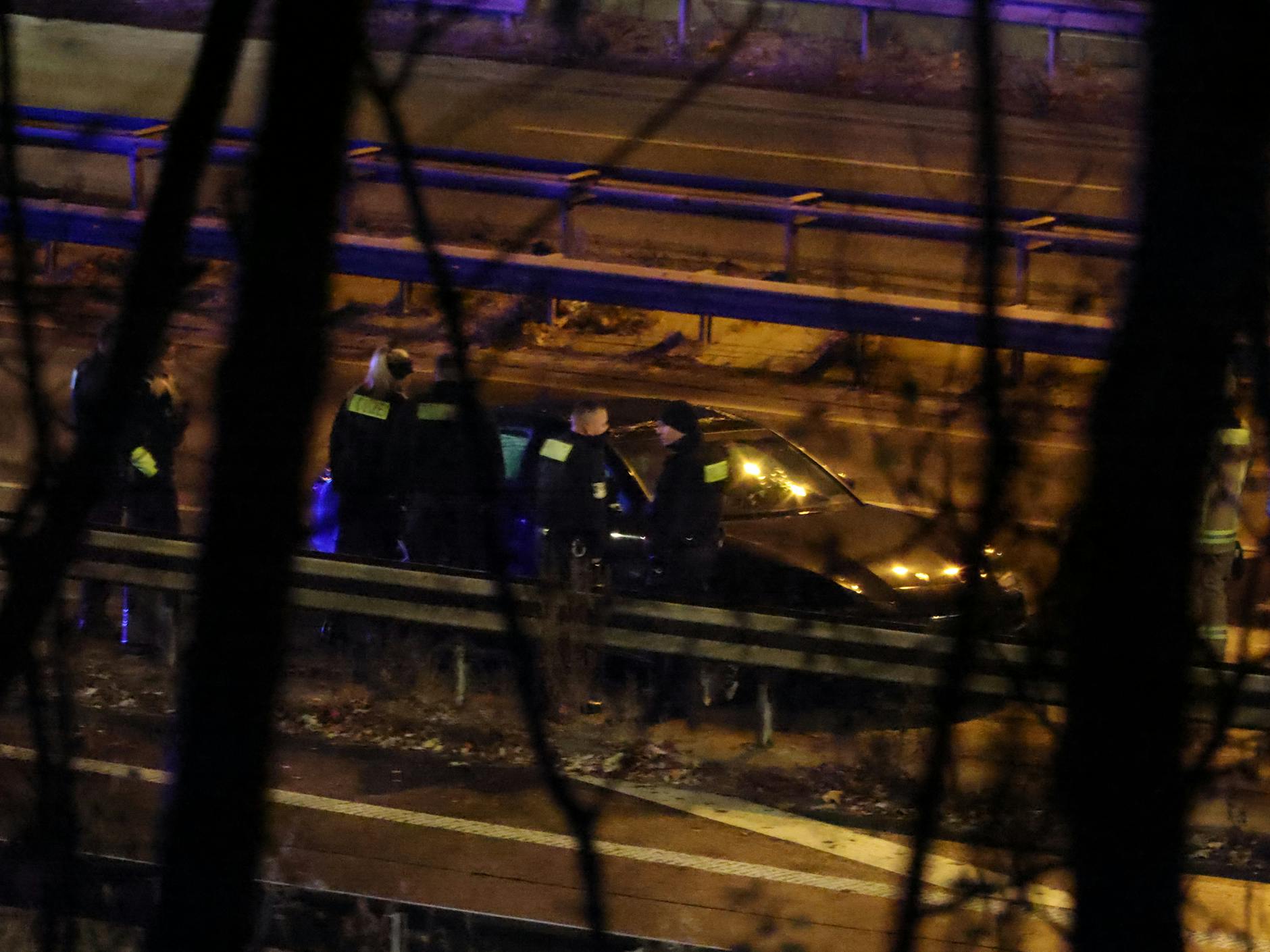 Zuerst traf die Polizei ein, die sich um den Porsche und seinen Fahrer kümmerte.