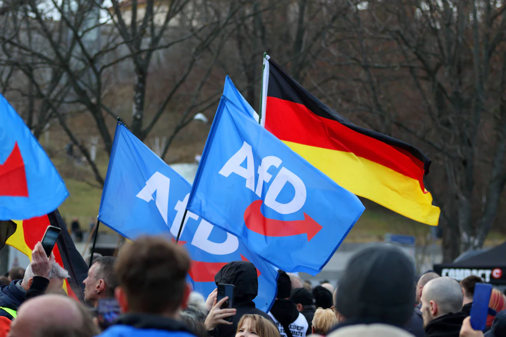 Anhänger mit AfD-Fahnen und Deuschlandflaggen vor der Haupbühne – AfD-Abschlusskundgebung zur vorgezogenen Bundestagswahl am 23. Februar 2025 auf dem Erfurter Domplatz