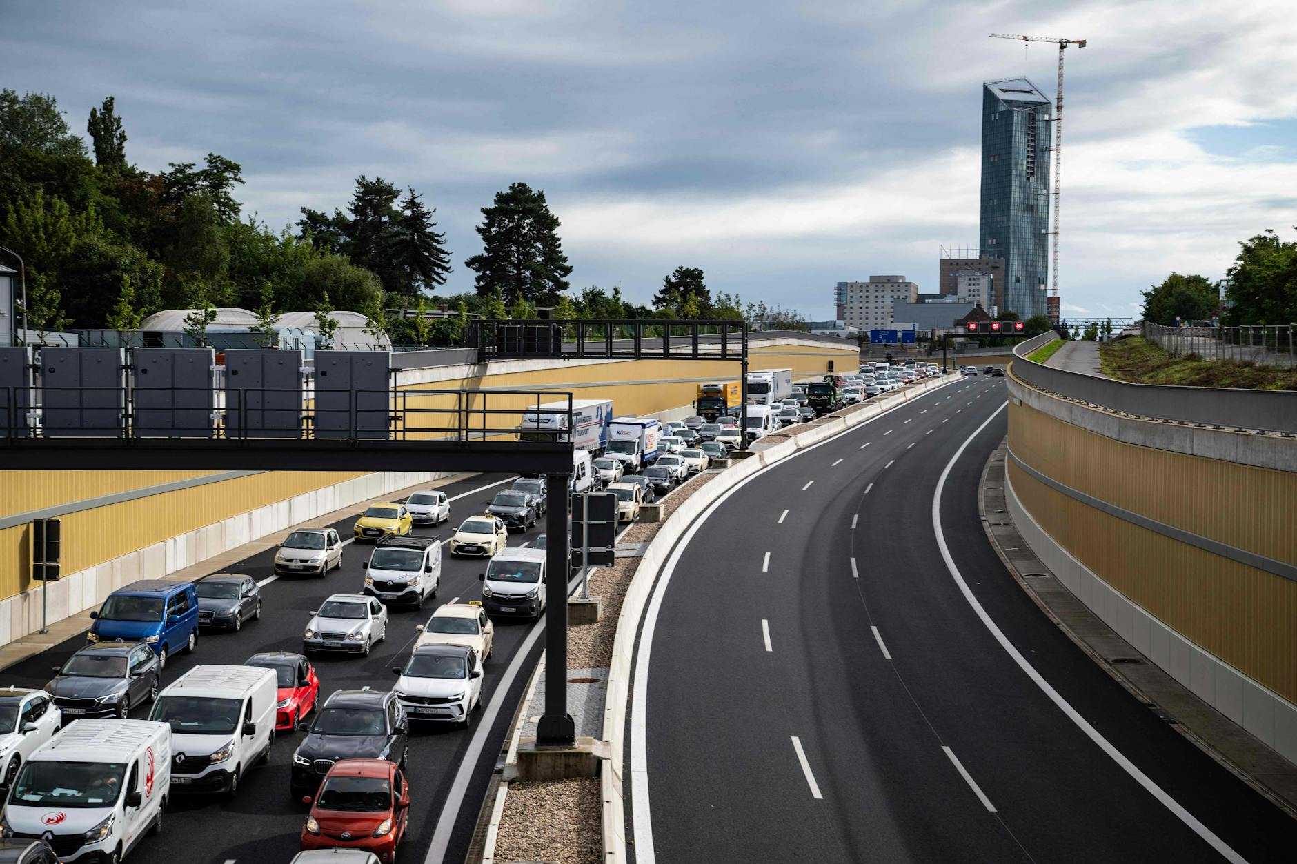 Dichter Verkehr auf der neuen Autobahn zwischen Neukölln und Treptow. Andreas Knie fordert, den 3,2 Kilometer langen 16. Bauabschnitt wieder für Autos zu sperren.