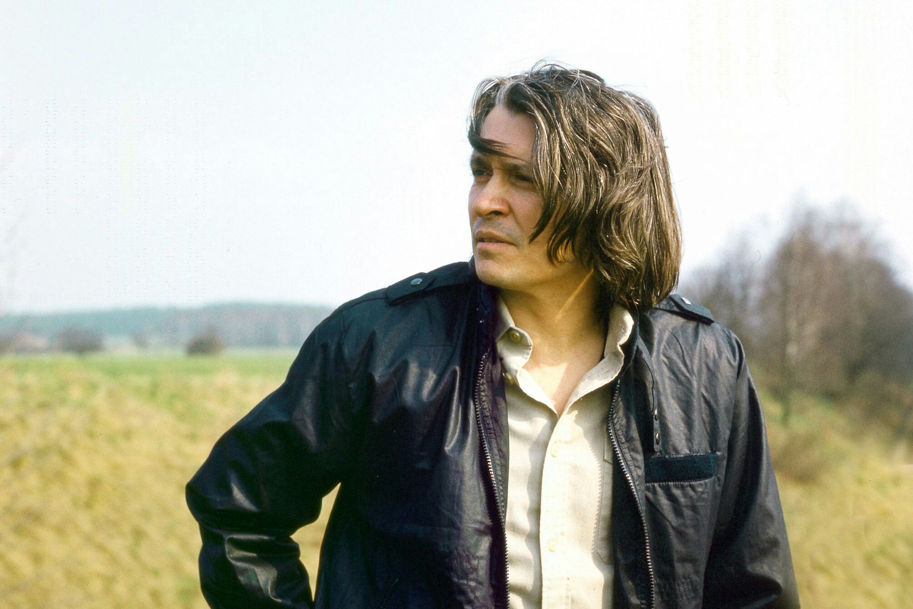 Schon in der DDR ein Star! Der Schauspieler Henry Hübchen hier bei den Dreharbeiten der Folge „Flüssige Waffe" aus der Krimi-Serie „Polizeiruf 110“ im Jahr 1988.