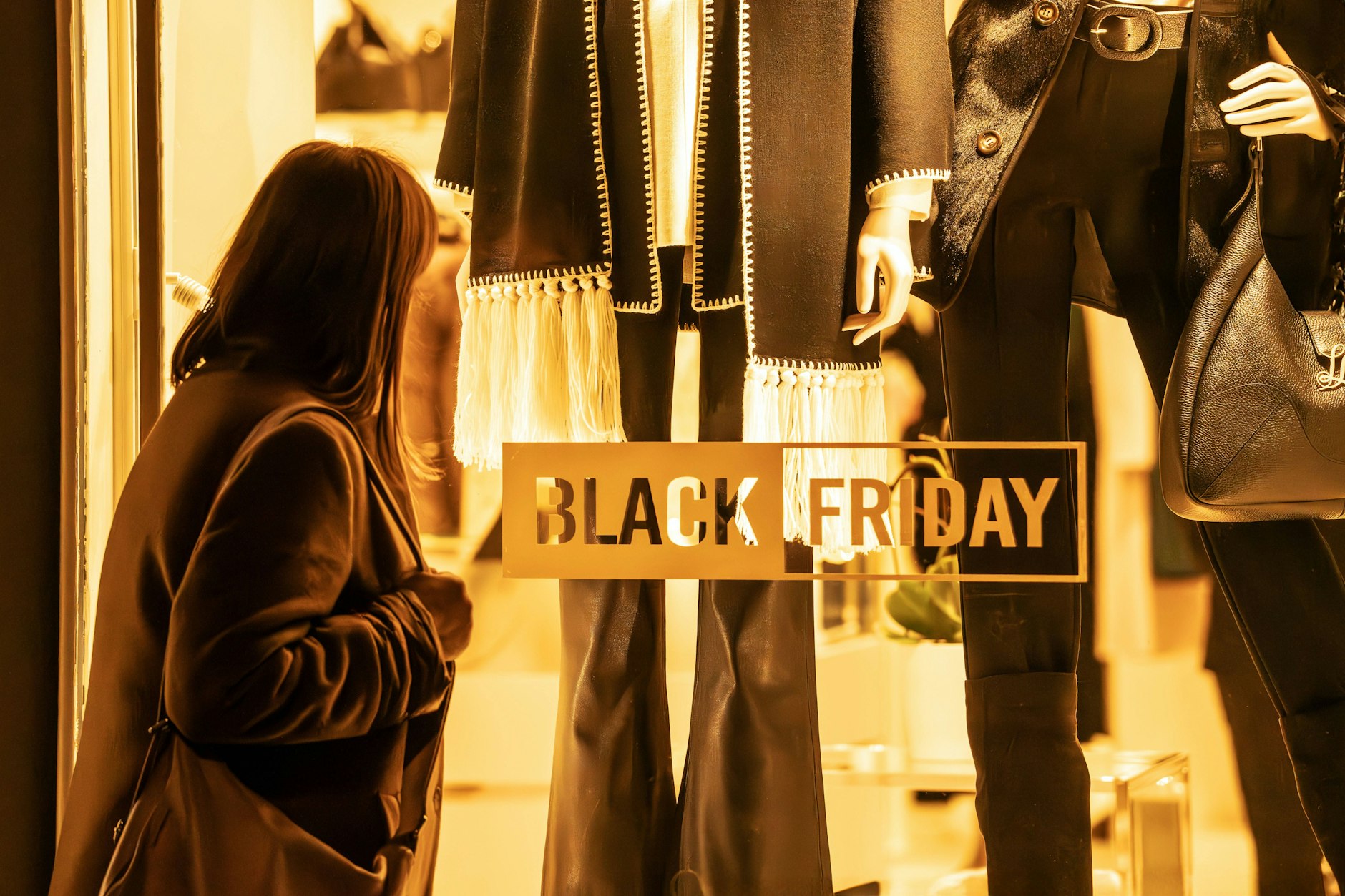 Werbung im Schaufenster kann von den Preismodalitäten der Vorwochen ablenken – im Damenmodegeschäft wie im Onlinehandel.