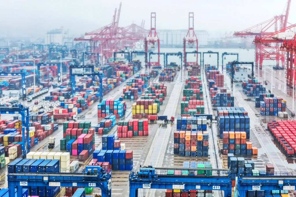 Container am Hafen von Lianyungang in China