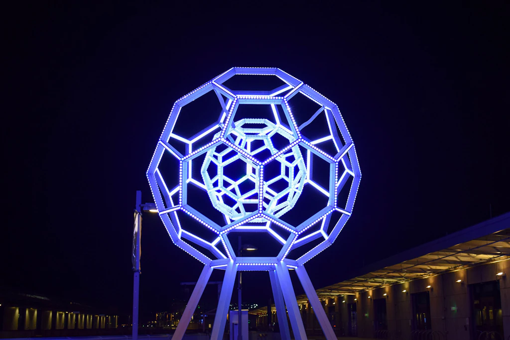 Die Skulptur „Buckyball“&nbsp;am Eingang des Exploratorium in San Francisco