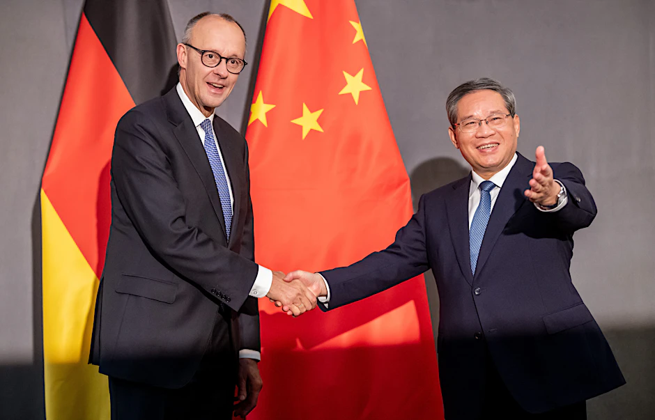 Bundeskanzler Friedrich Merz und Chinas Ministerpräsident Li Qiang während des G20-Gipfels am Sonntag in Johannesburg