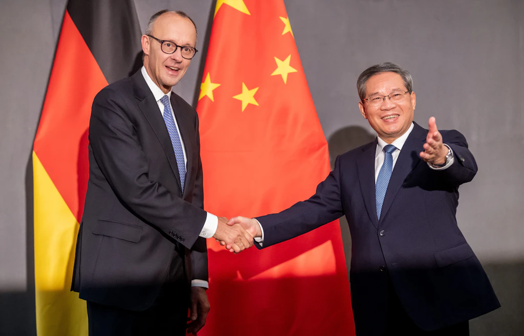 Bundeskanzler Friedrich Merz und Chinas Ministerpräsident Li Qiang während des G20-Gipfels am Sonntag in Johannesburg