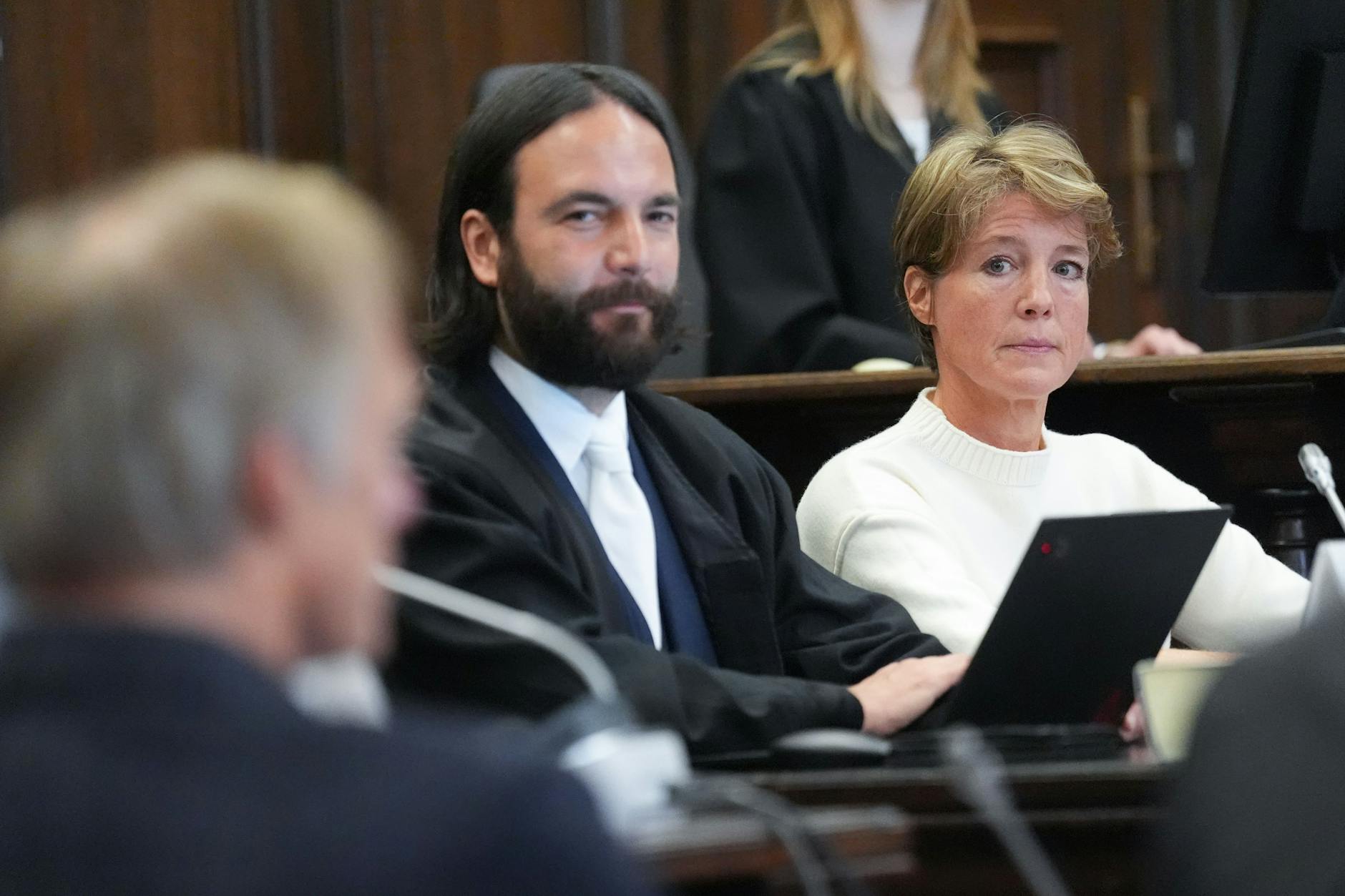 Christina Block (r.) sitzt neben Anwalt Ingo Bott.