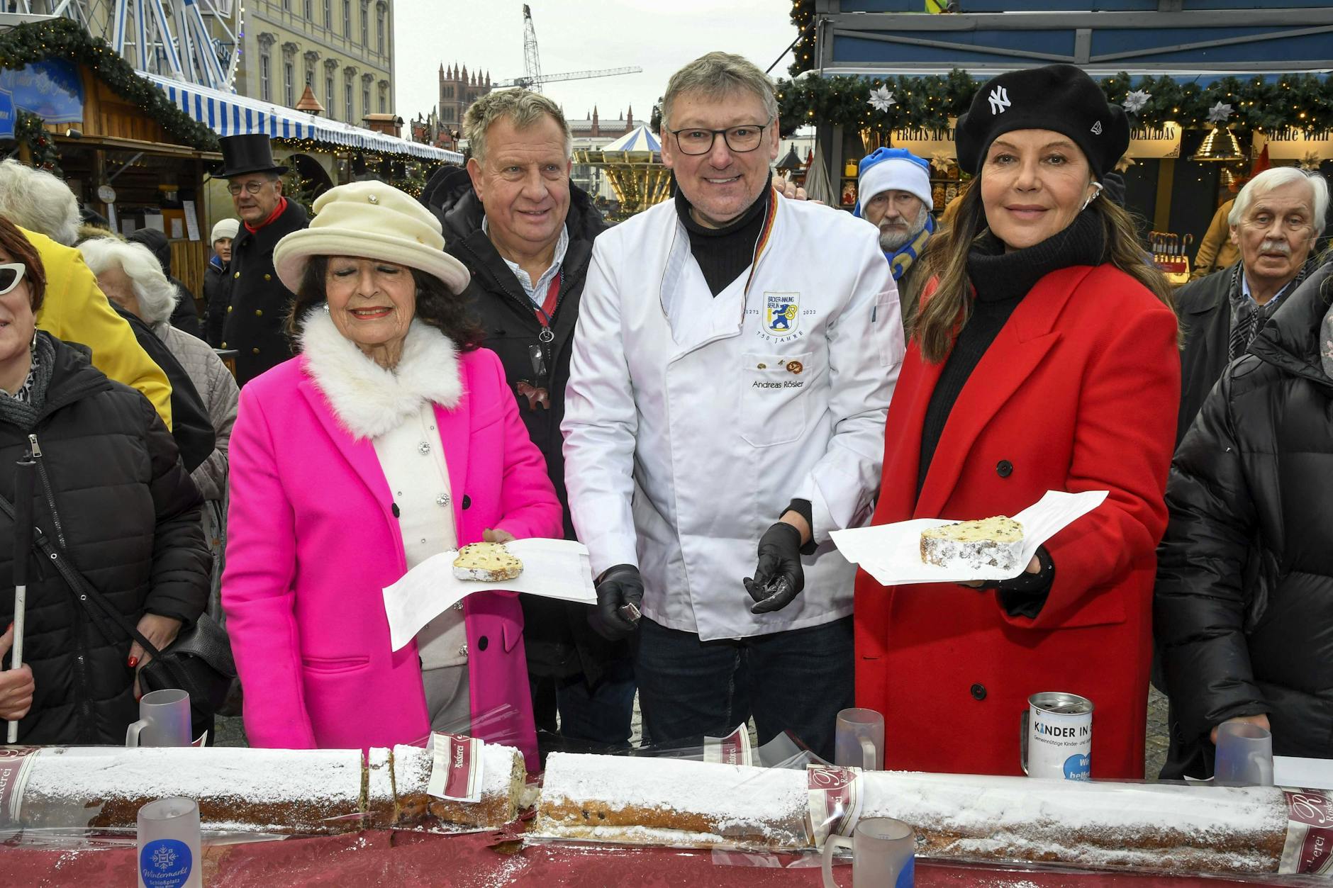 Der Bäcker Andreas Rösler hat den 30 Meter langen Stollen gebacken.