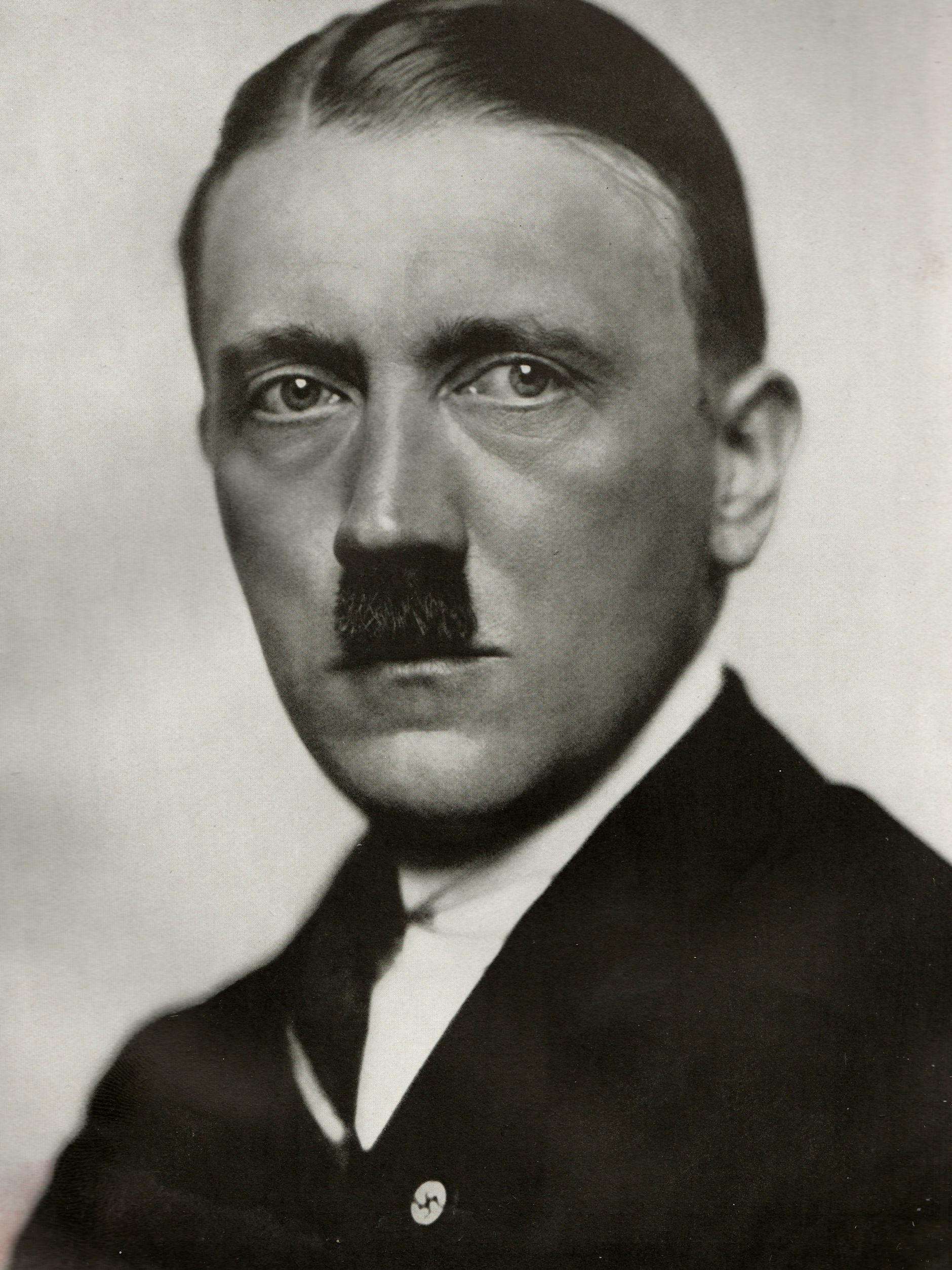 Adolf Hitler auf einem Porträtfoto aus dem Jahr 1923. Der neue Adolf Hitler aus Namibia hat mit dem Massenmörder allerdings nichts zu tun.