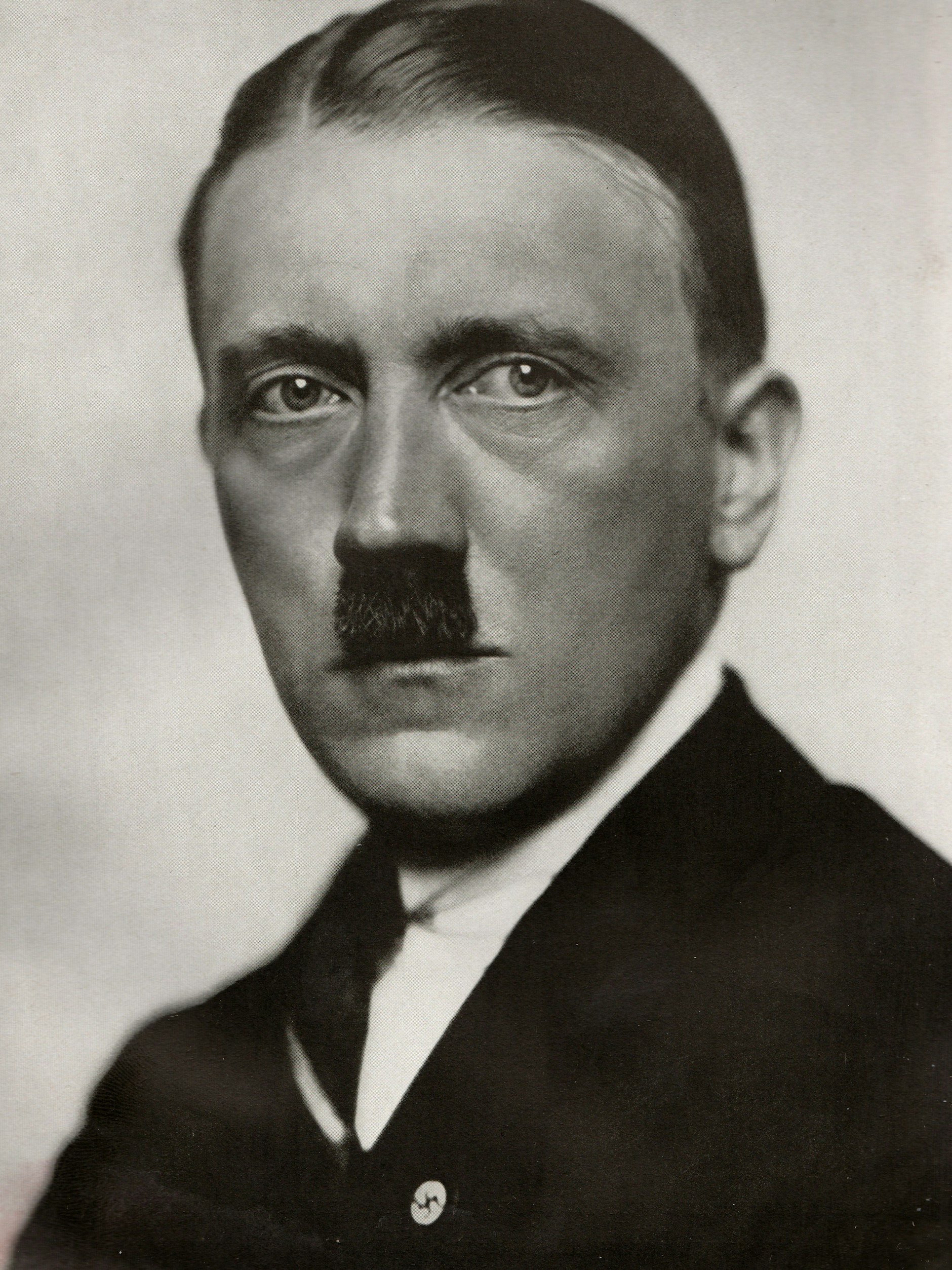 Adolf Hitler auf einem Porträtfoto aus dem Jahr 1923. Der neue Adolf Hitler aus Namibia hat mit dem Massenmörder allerdings nichts zu tun.