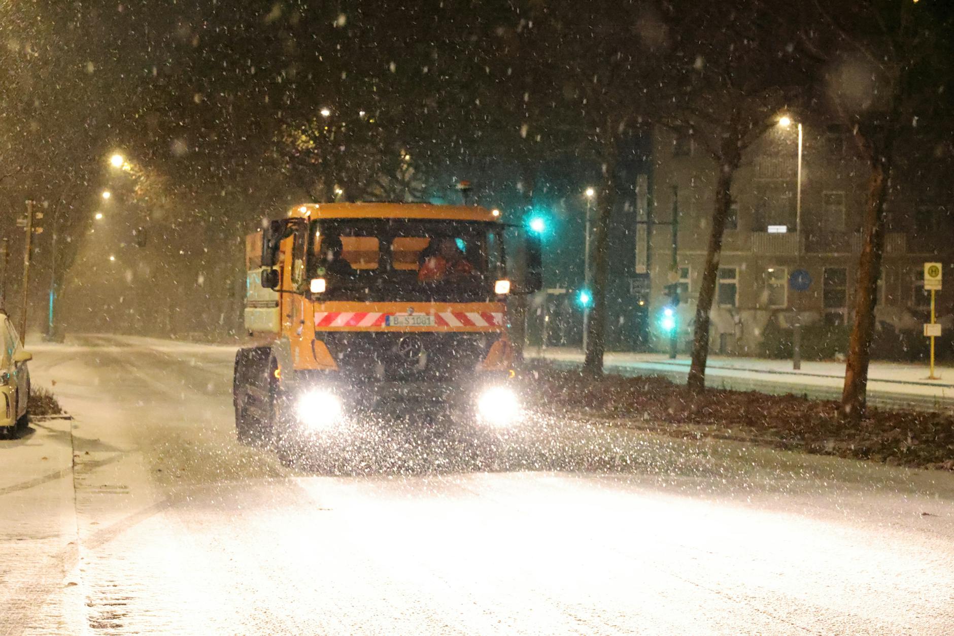 In der Nacht zum Montag fiel in Berlin der erste Schnee. Doch das Chaos blieb aus - und das winterliche Schauspiel war schnell wieder vorbei.