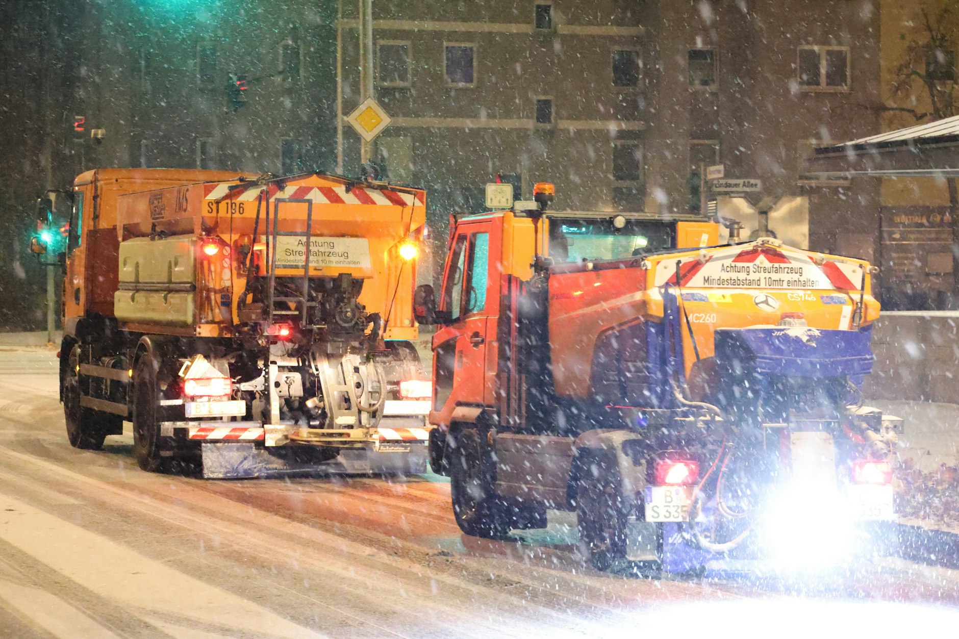Die Berliner Stadtreinigung (BSR) ist am Montag schon seit den frühren Morgenstunden im Einsatz, um die Straßen in dem Schnee- und Eis-Chaos sicherer zu machen.