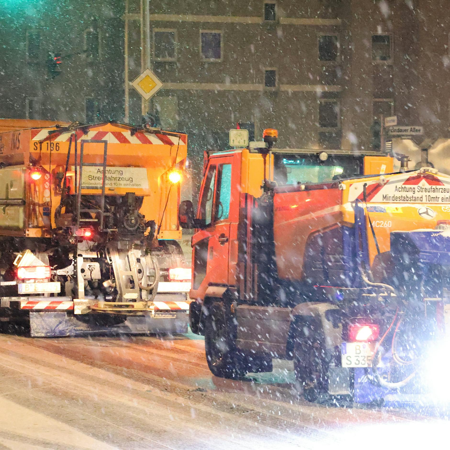 Schnee-Chaos in Berlin: Staus, Unfälle, BVG-Busse fahren unregelmäßig!