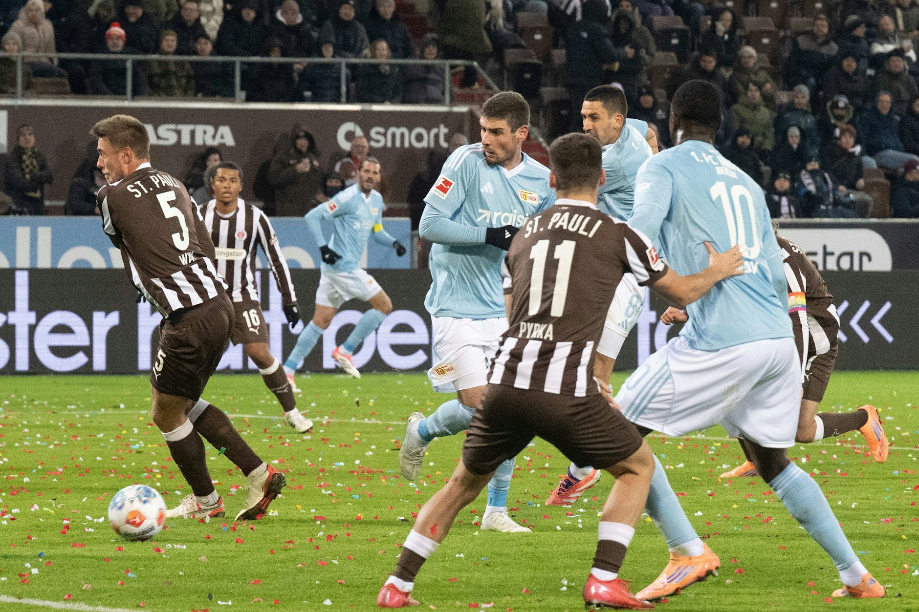 Schnell weg hier: Union-Stürmer Andrej Ilic (M.) hätte fast auch den zweiten Torschuss von Rani Khedira (2.v.r.) beim 1:0-Sieg beim FC St. Pauli geblockt.