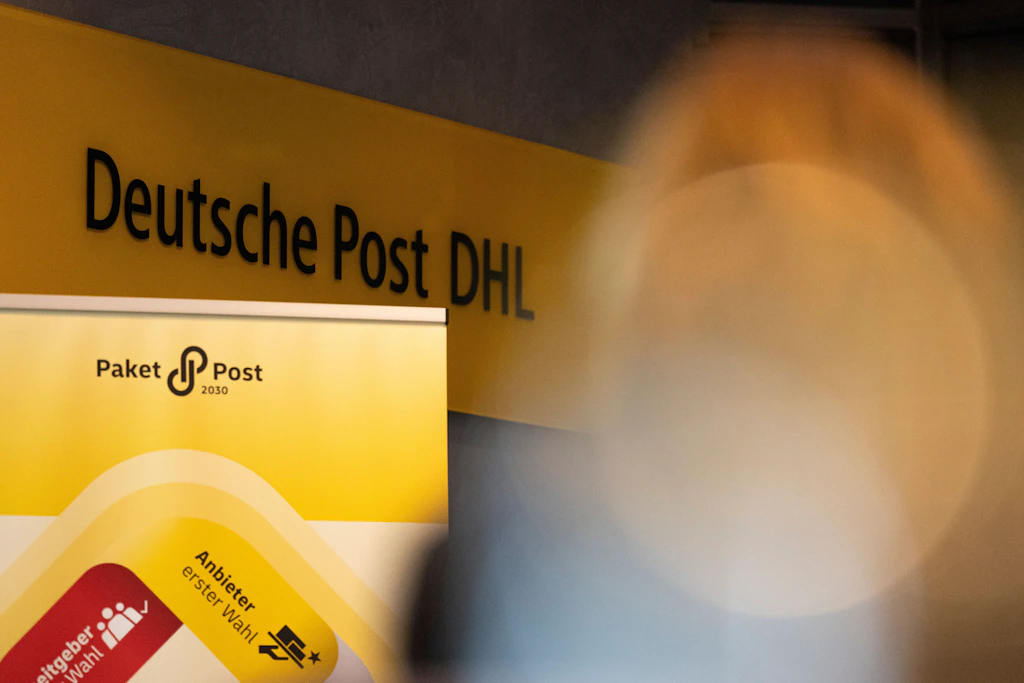 Nach Strafandrohungen der Bundesnetzagentur wegen schlechtem Service lobt die Deutsche Post Besserung.