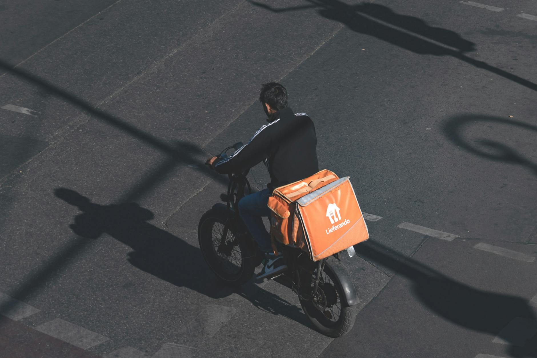 Eigentlich dürften die Fahrradlieferanten nur mit maximal 25 Kilometern pro Stunde fahren, aber viele sind offensichtlich schneller unterwegs.