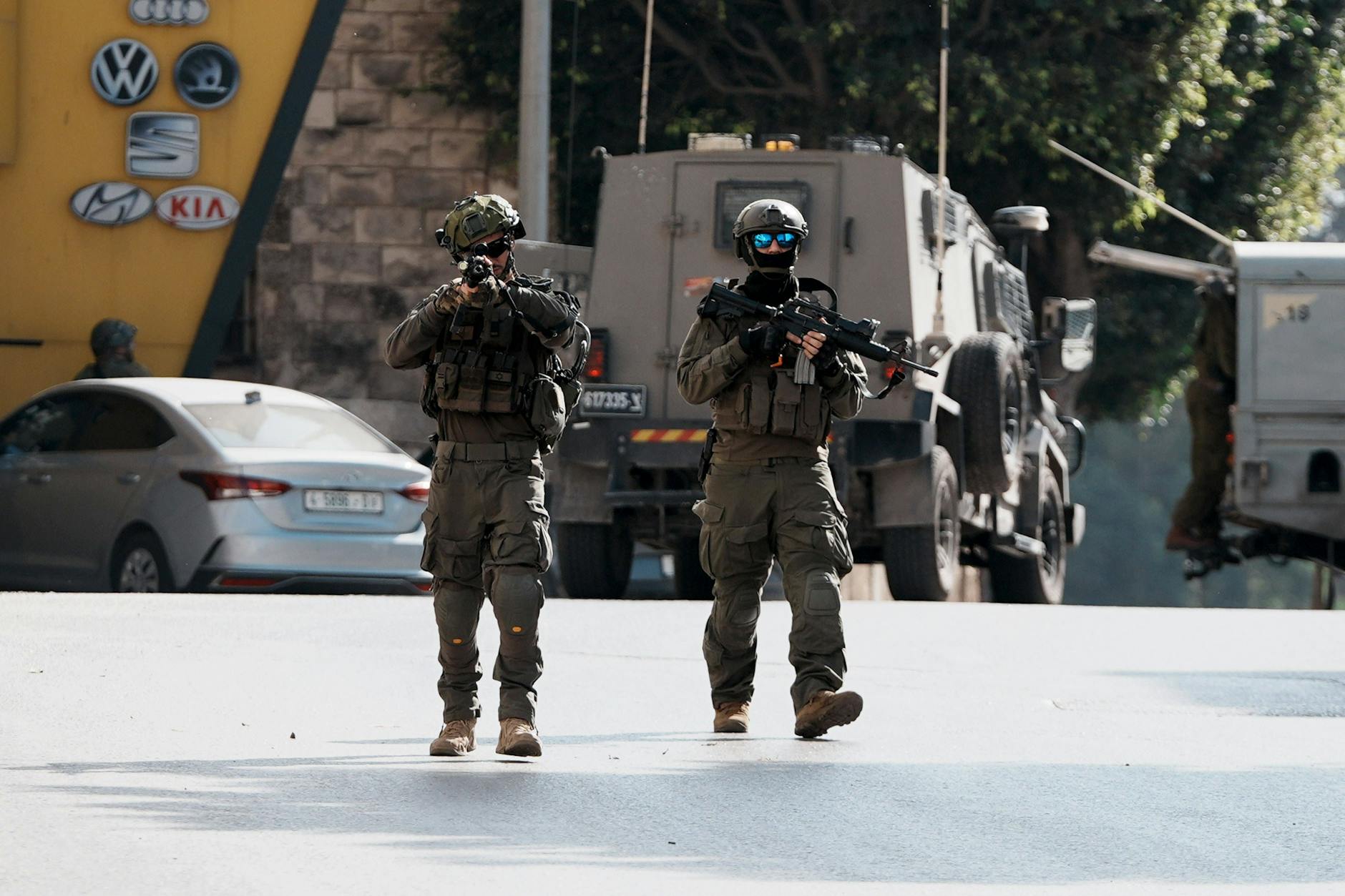 Israelische Soldaten beziehen Stellung.