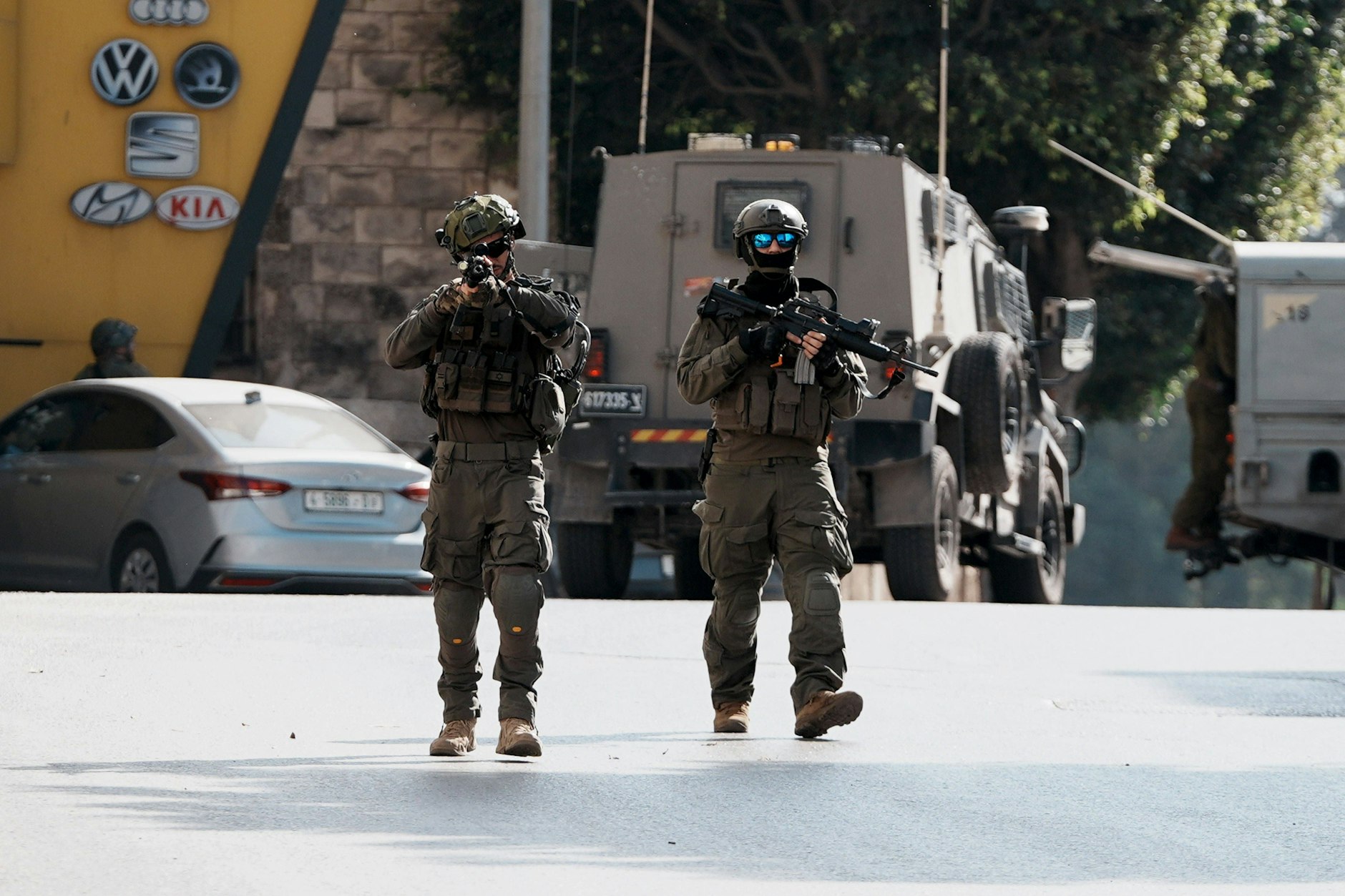 Israelische Soldaten beziehen Stellung.