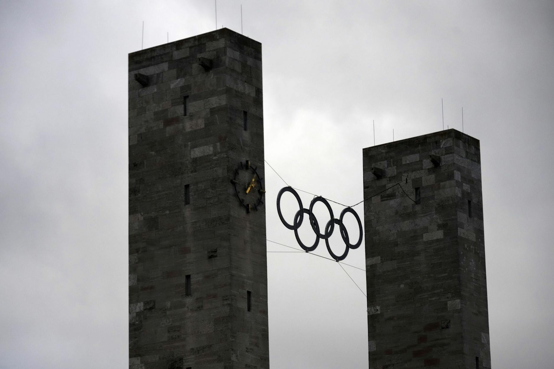 Die olympischen Ringe am Olympiastadion Berlin. Werden die Spiele hier je wieder stattfinden?