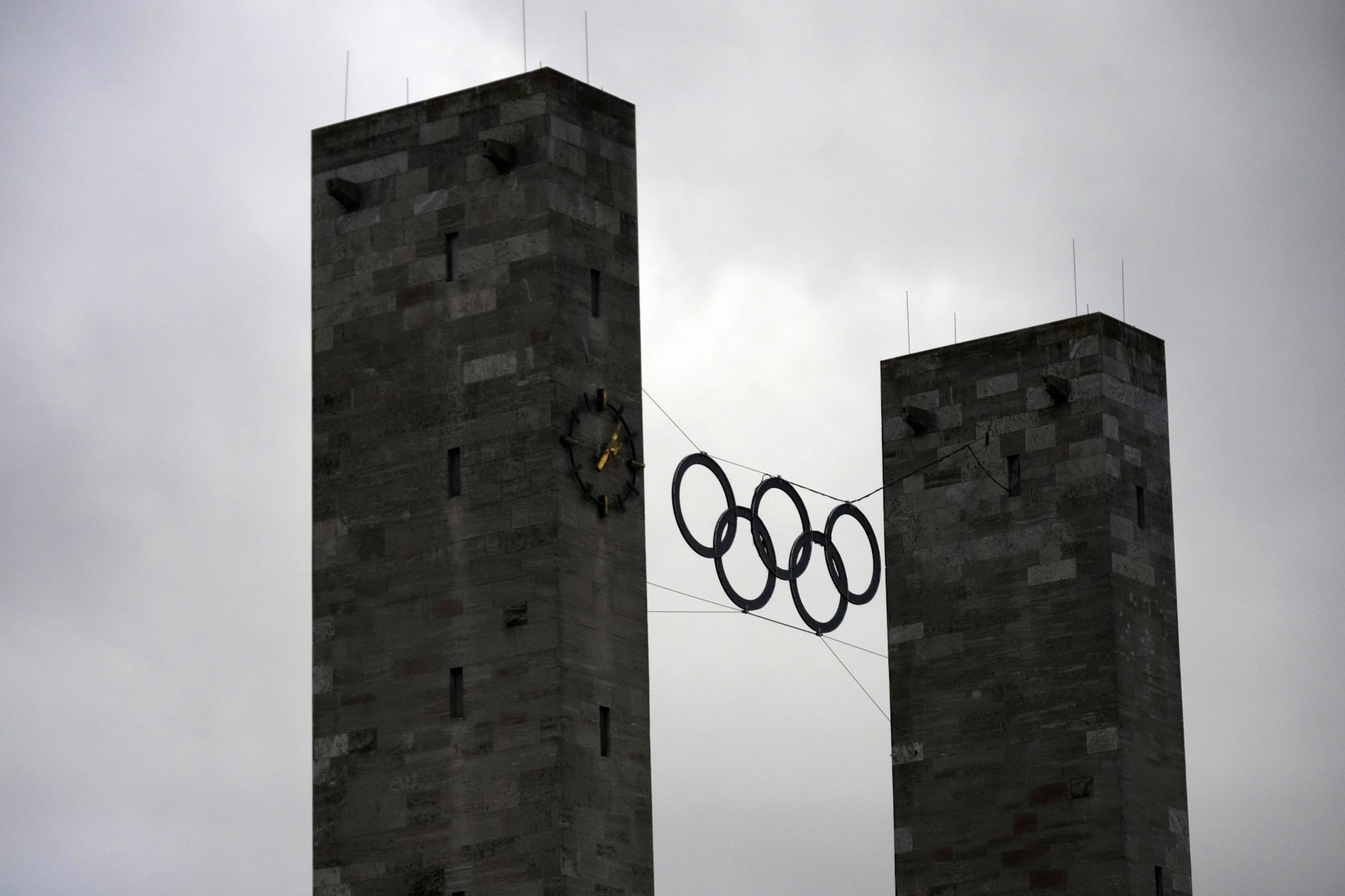 Die olympischen Ringe am Olympiastadion Berlin. Werden die Spiele hier je wieder stattfinden?