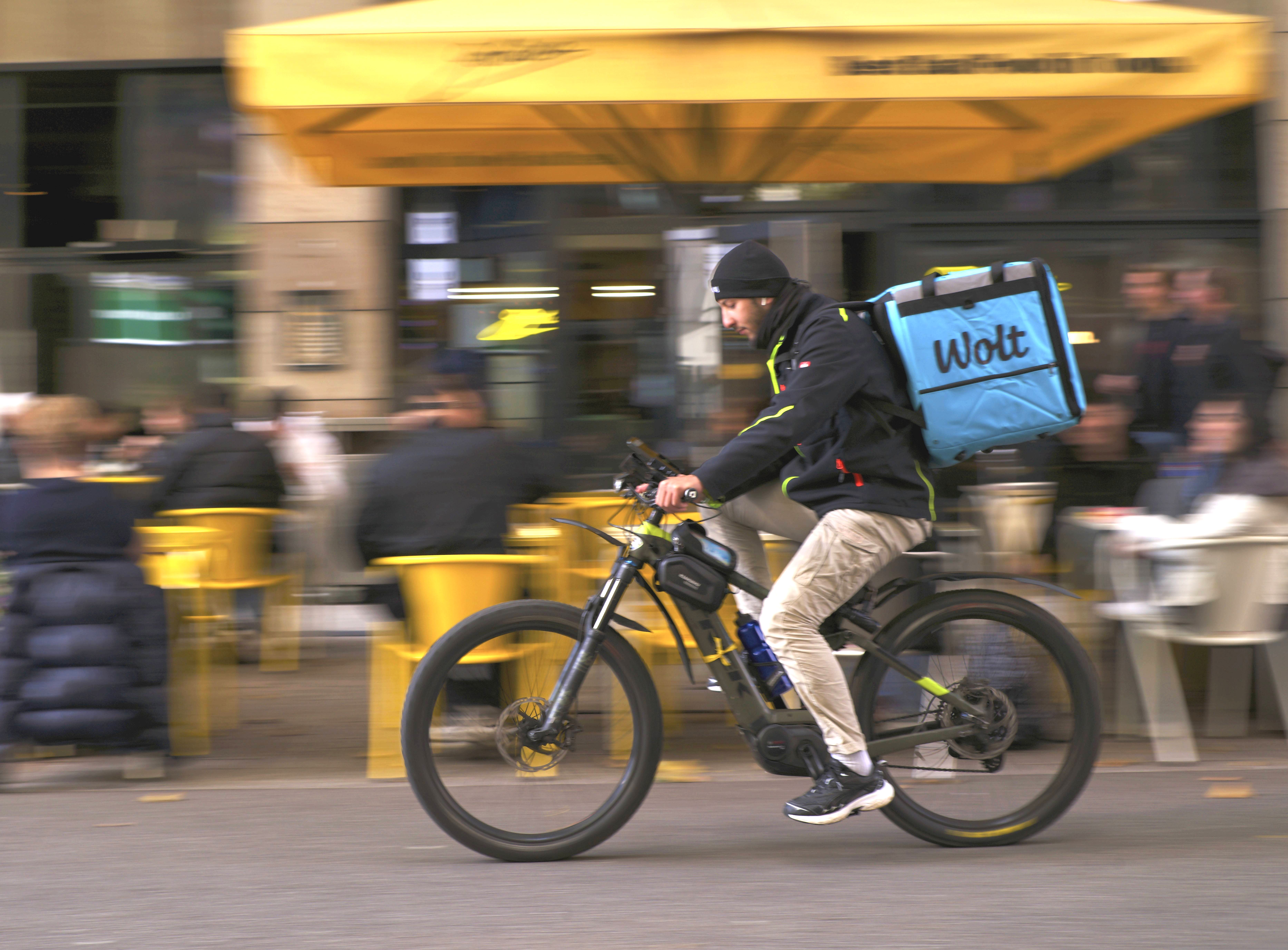 Mit aufgemotzten, illegalen E-Bikes: Lieferfahrer rasen viel zu schnell durch Berlin