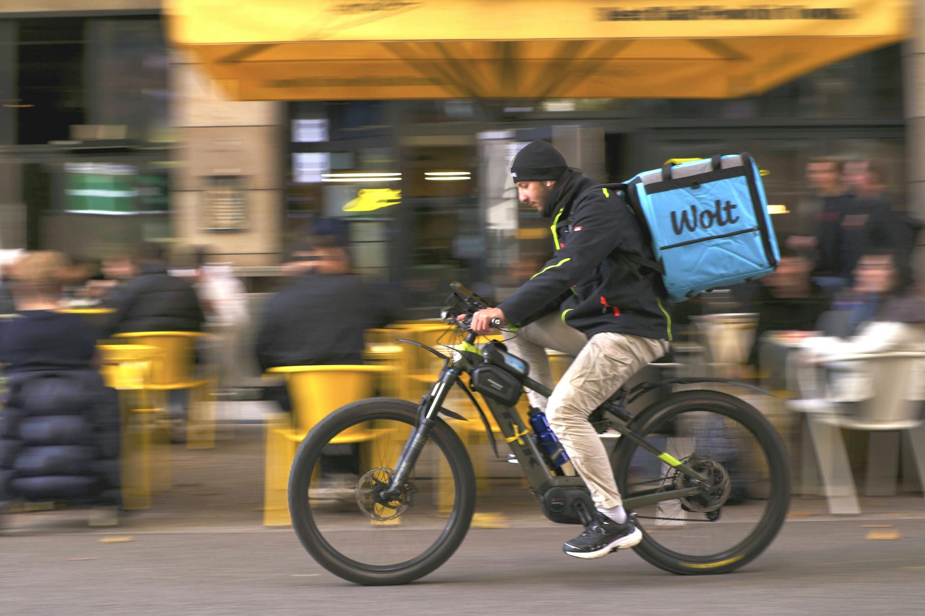 Rasende Lieferdienste: Viele Lieferdienste in Berlin nutzen E-Bikes für eine schnelle Auslieferung, doch diese werden oft illegal aufgemotzt.