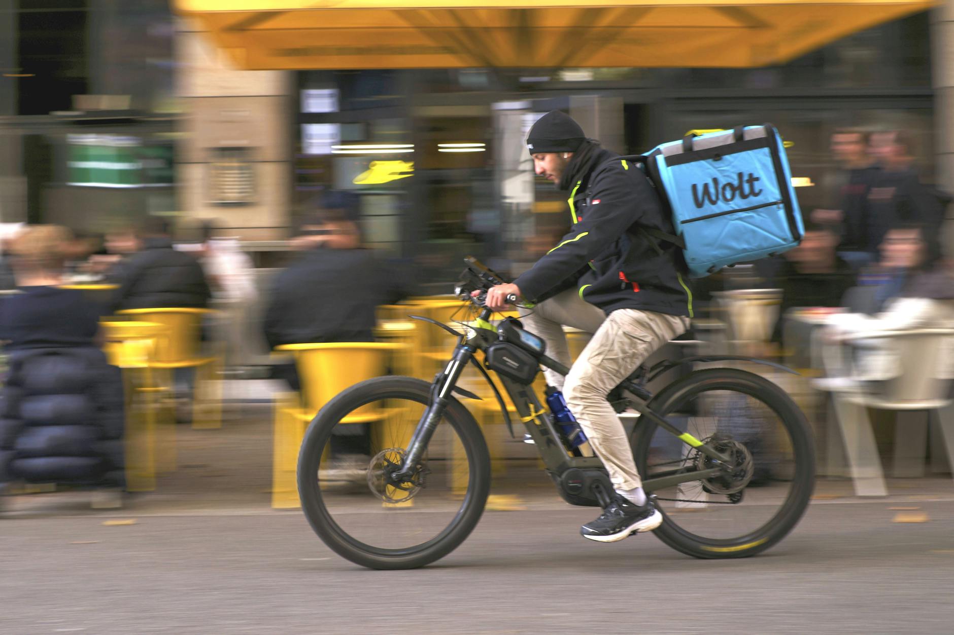 Mit aufgemotzten, illegalen E-Bikes: Lieferfahrer rasen viel zu schnell durch Berlin