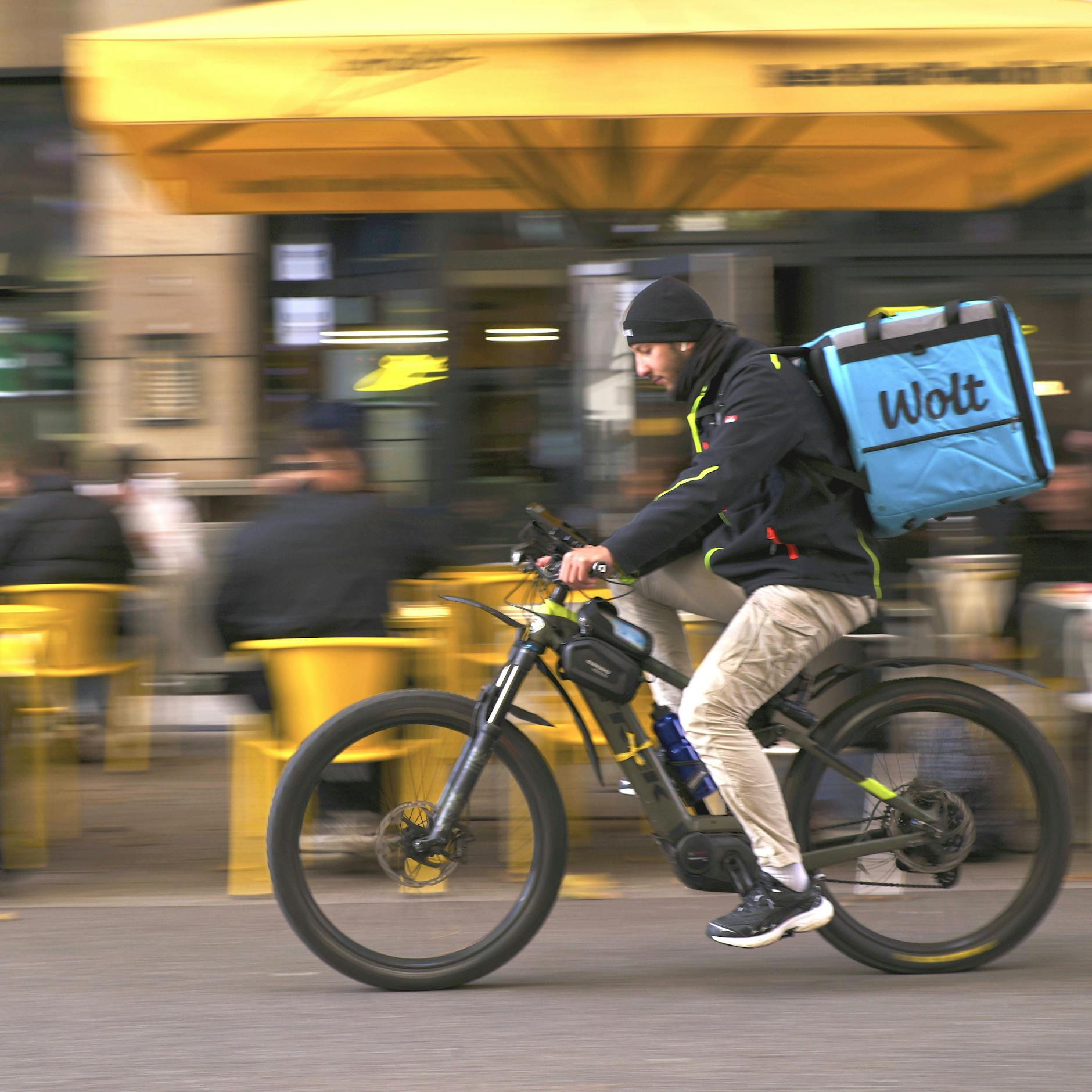 Mit aufgemotzten, illegalen E-Bikes: Lieferfahrer rasen viel zu schnell durch Berlin