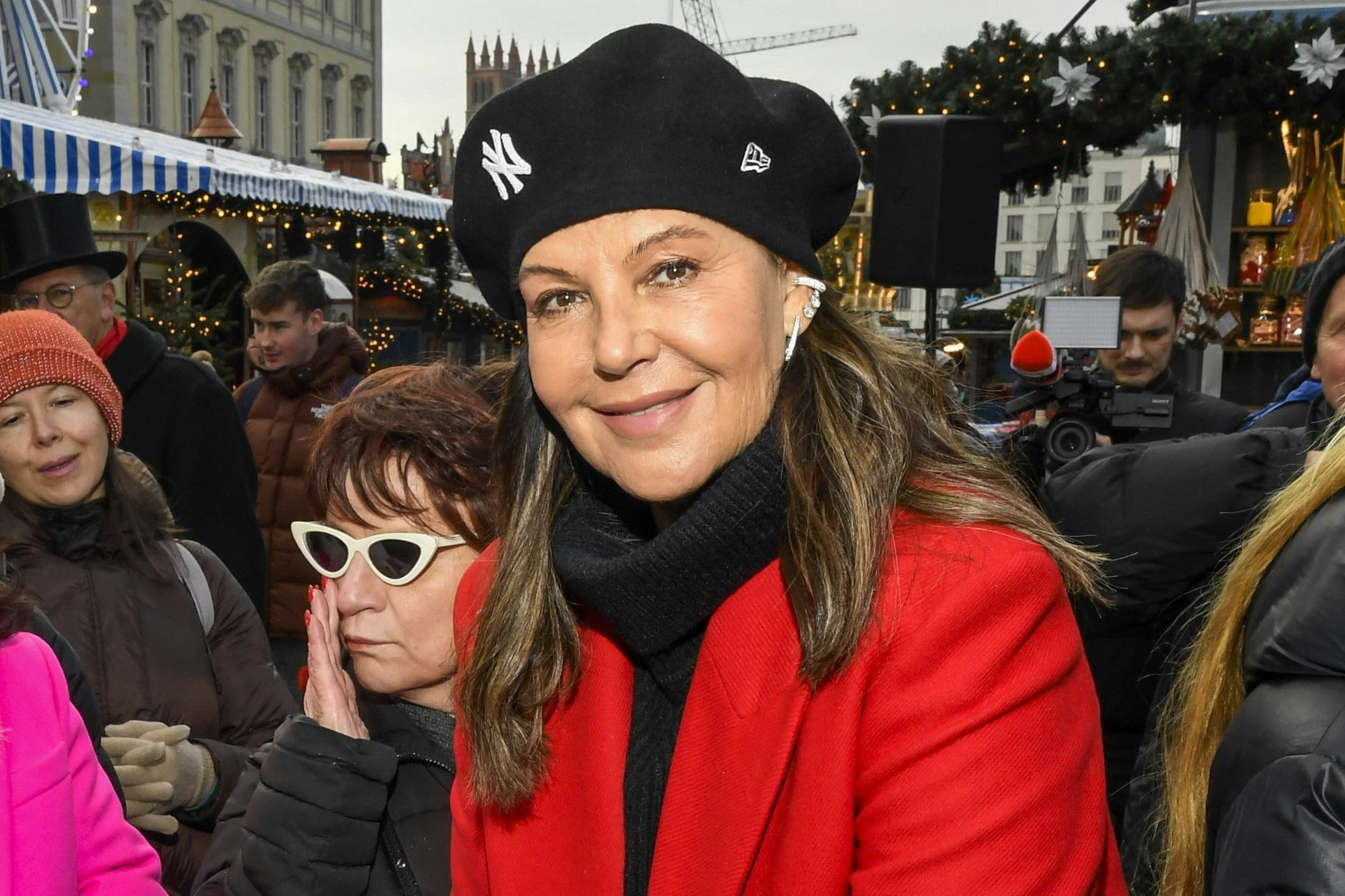 Natascha Ochsenknecht schneidet den längsten Christstollen Berlins an.