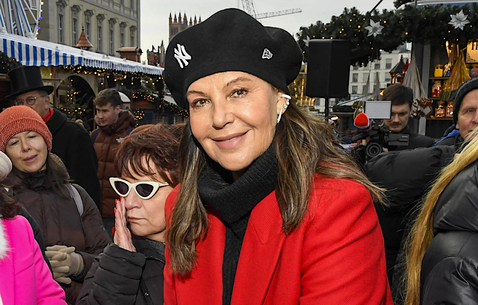 Natascha Ochsenknecht schneidet den längsten Christstollen Berlins an.