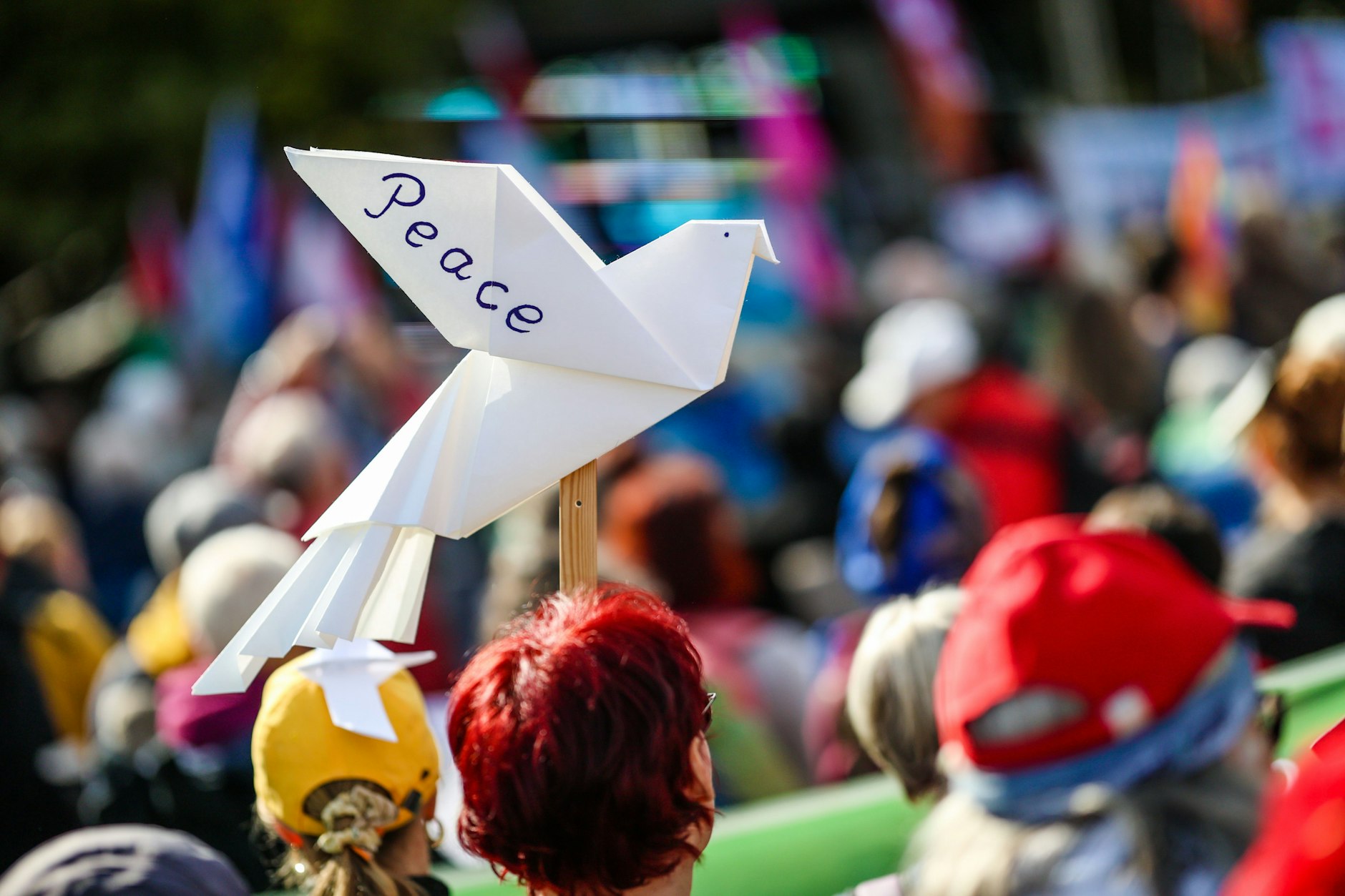 Friedensdemo in Stuttgart: Für Correctiv sind Friedensbewegte eher Faktenleugner.