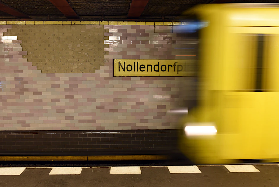 Fliesen mussten von den Wänden entfernt werden, die Deckenverkleidungen sind nicht mehr da: Der U-Bahnhof Nollendorfplatz wird ab 12. Januar zur Großbaustelle.