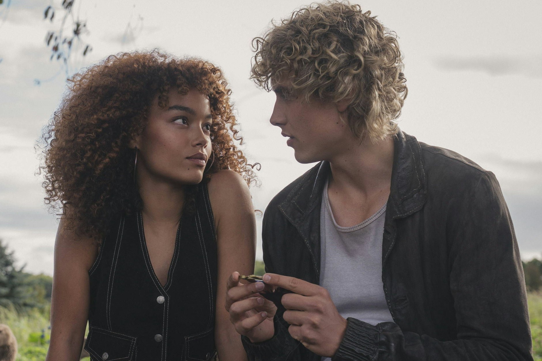 Whitney Peak als Lenore Dove Baird und Joseph Zada als Haymitch Abernathy in „Sunrise on the Reaping“.