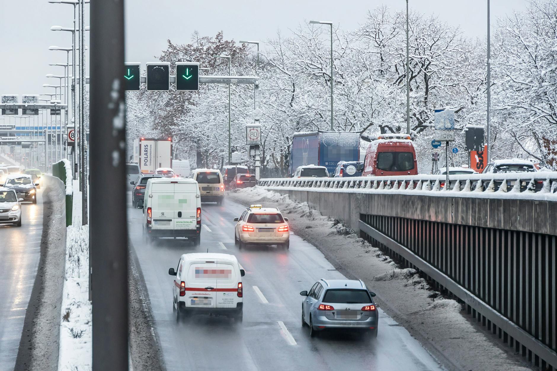 Wintereinbruch in Berlin: Welches dieser Autos ist wohl durch den Tüv gekommen?