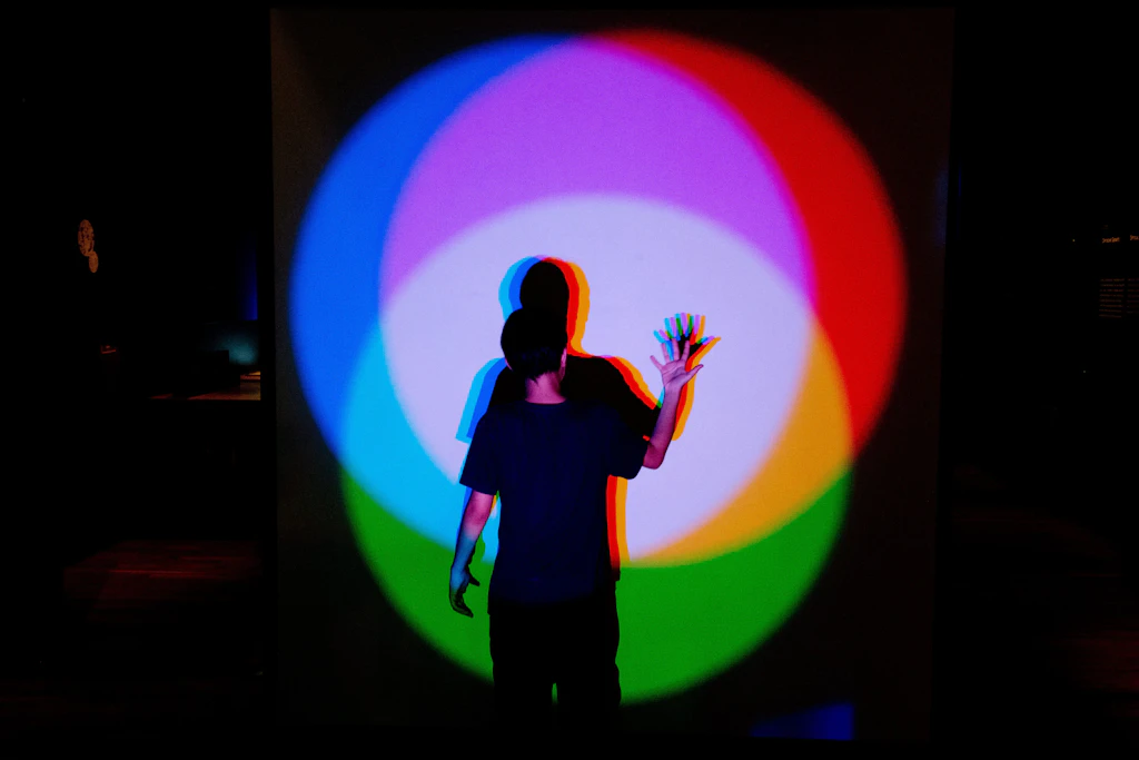Kinder experimentieren im Science Center Spectrum der Stiftung Deutsches Technikmuseum mit Licht.