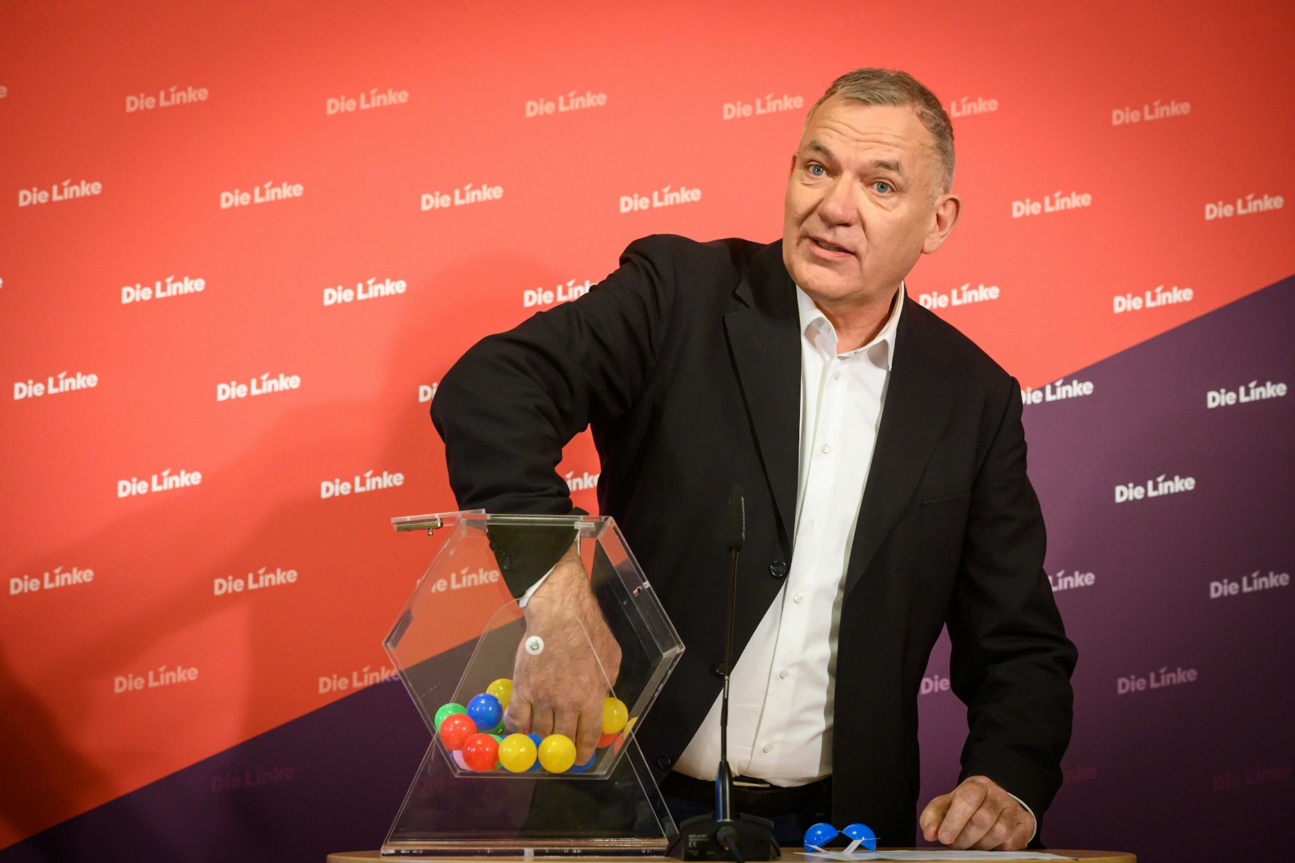 Jan van Aken hat drei junge CDU-Abgeordnete für die Wehrpflicht „gelost“.