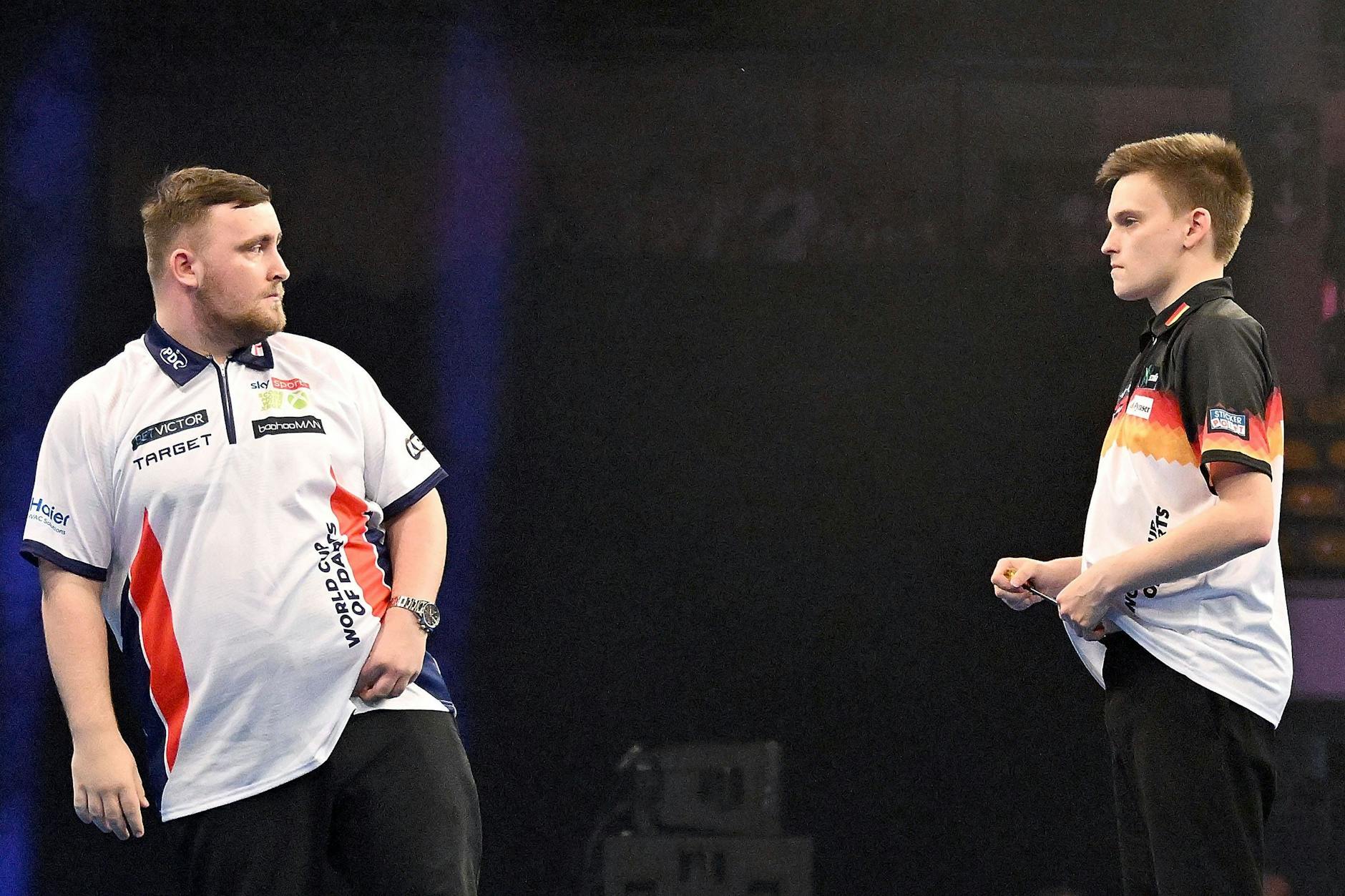 Ricardo Pietreczko (r.) und Darts-Weltmeister Luke Littler werden so schnell nicht mehr warm miteinander.