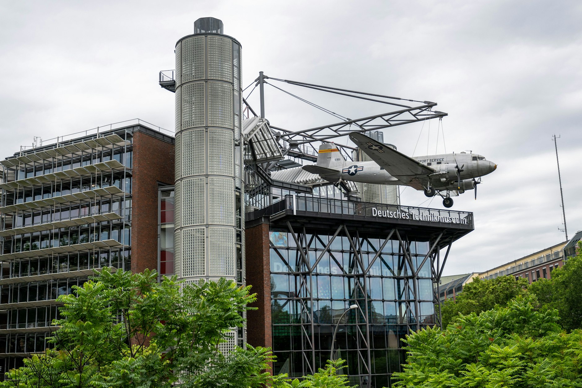 Rosinenbomber als Erkennungszeichen: Auf dem Dach des Deutschen Technikmuseums in Berlin hängt eine Douglas C-47 Skytrain.