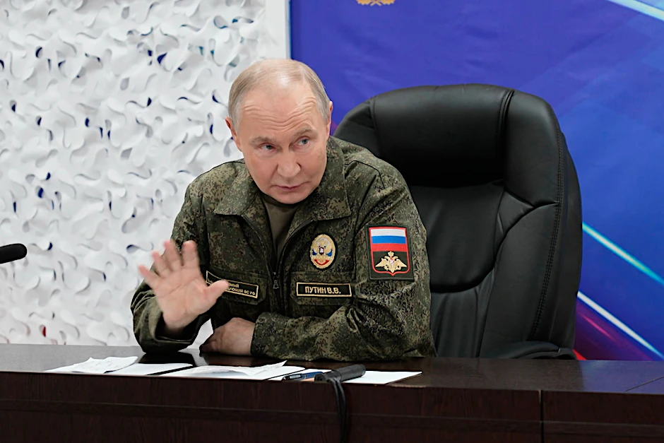 Russlands Präsident Wladimir Putin während seines Besuchs eines Kommandopostens der Westgruppe der russischen Armee an einem ungenannten Ort.