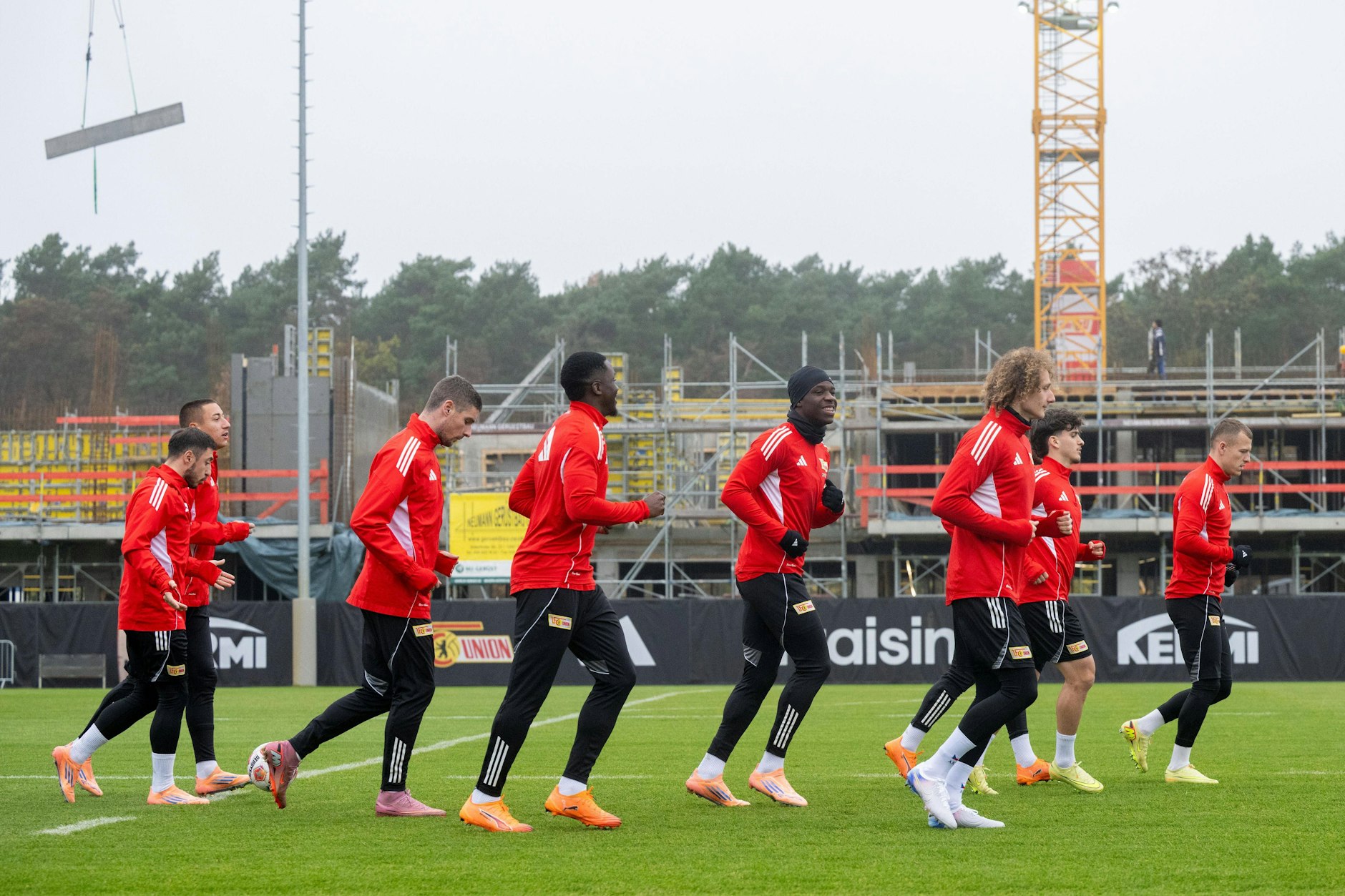 Momentan trainieren die Profis des 1. FC Union Berlin in Köpenick rund um eine Baustelle. Jetzt sollen die Fans beim Bau des neuen Trainingszentrums mithelfen.