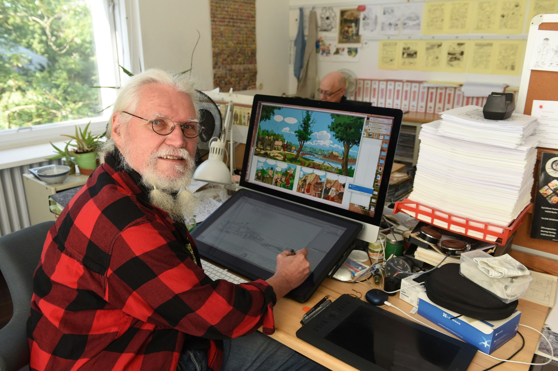 Mosaik-Legende Jörg Reuter (66) in der Comic-Redaktion: Nach 46 Jahren hört er&nbsp; auf.