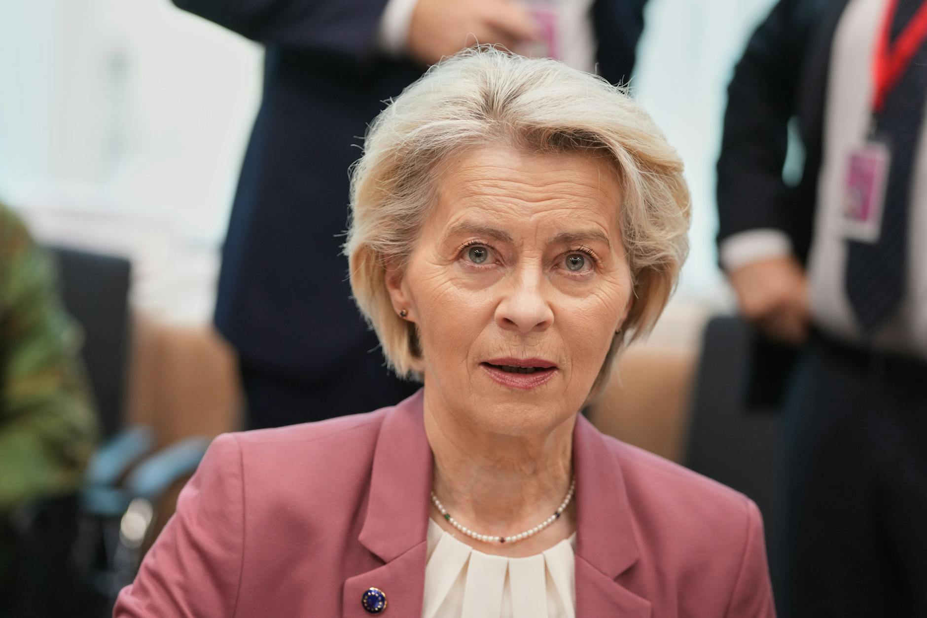 Progetti per monitorare le chat di 450 milioni di cittadini: la corrispondenza di Ursula von der Leyen con il CEO di Pfizer Albert Bourla, tuttavia, rimane criptata.