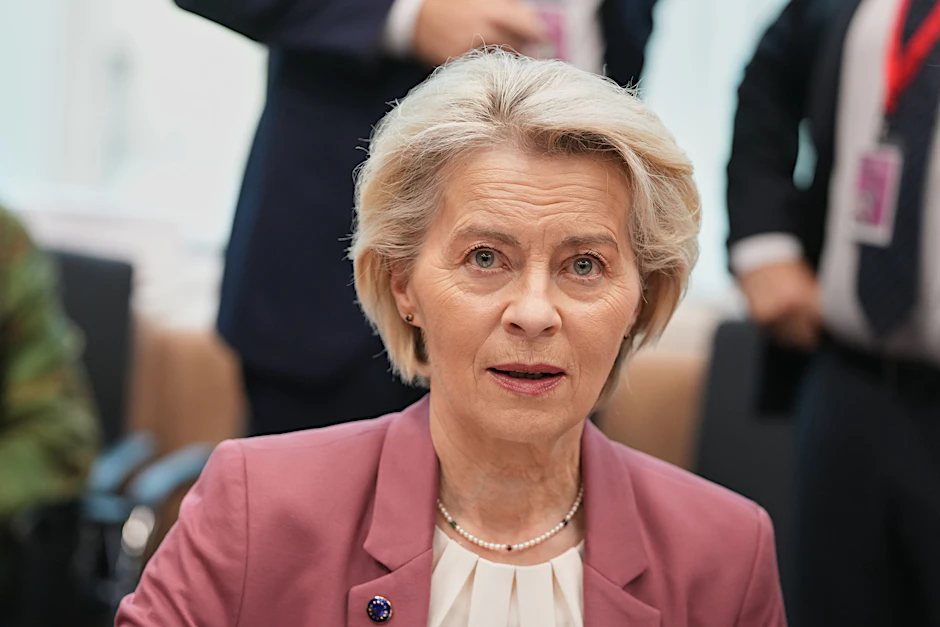 Will die Chats von 450 Millionen Bürgern überwachen: Ursula von der Leyens Korrespondenz mit Pfizer-Chef Albert Bourla bleibt jedoch verschlüsselt.