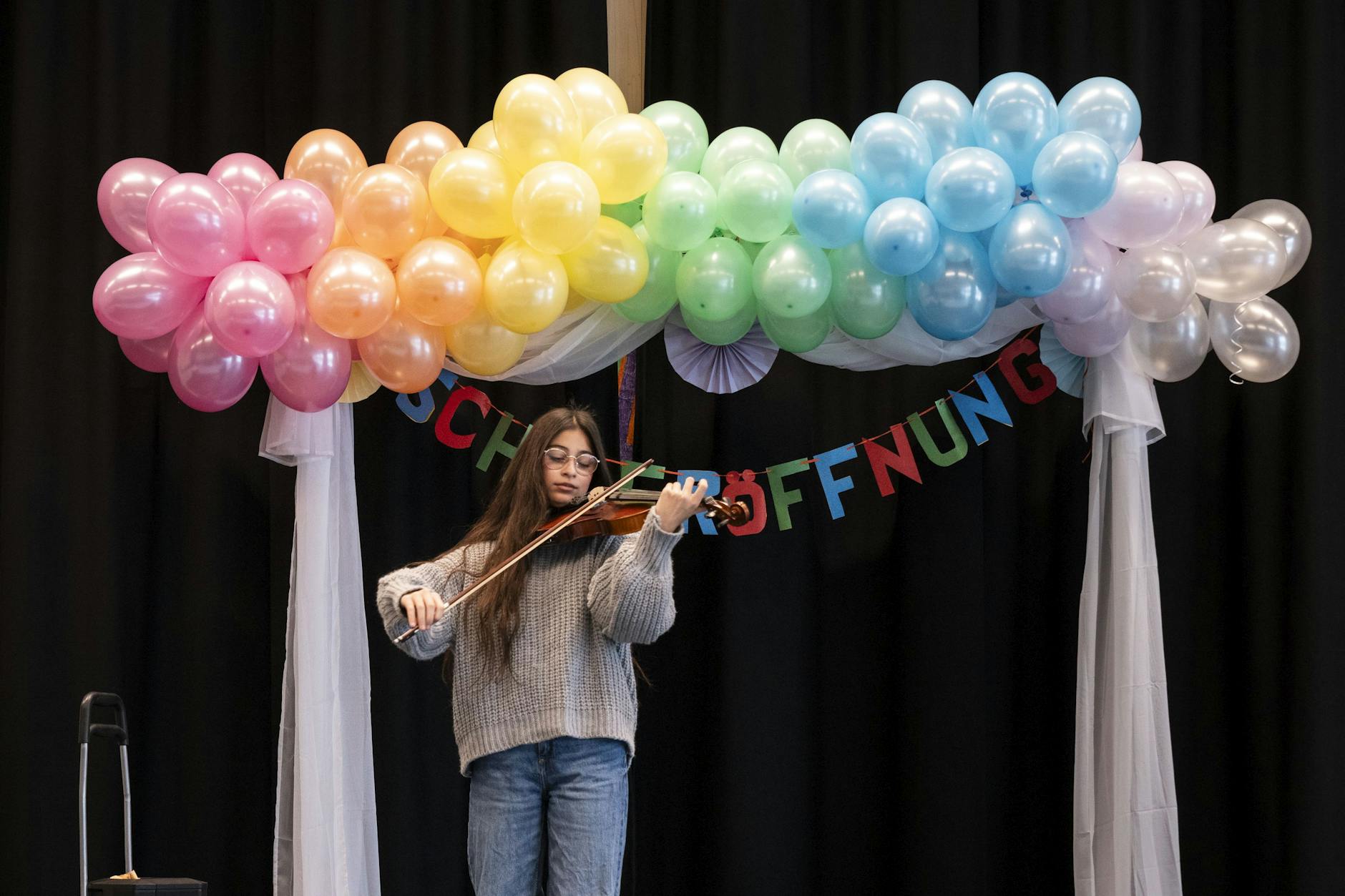 Feierliche Schuleröffnung: Eine Schülerin der achten Klasse spielte auf der Violine „Dernière Danse“ von Indila.