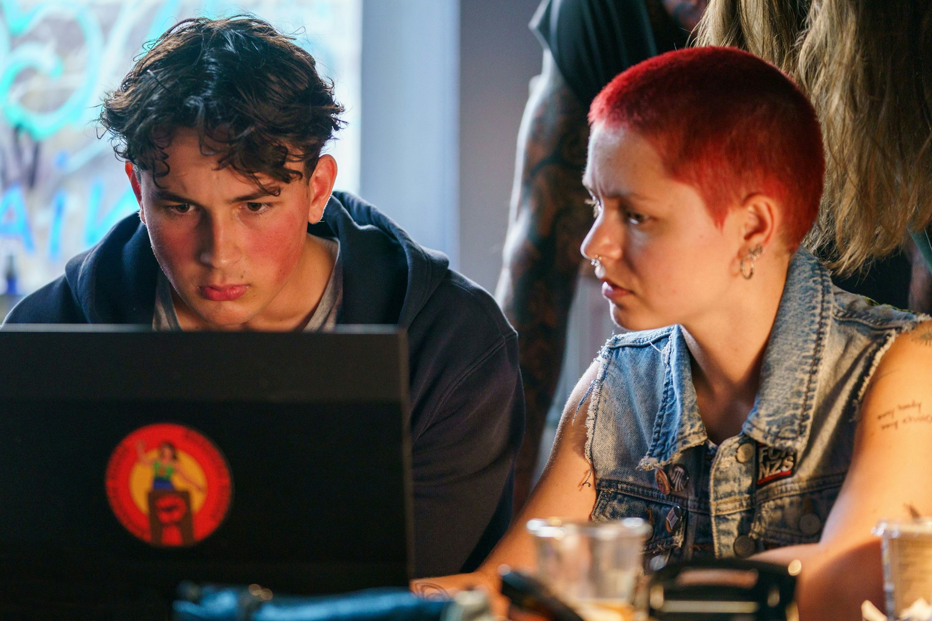 Merle (Antonia Breidenbach) hilft Anton (Levy Rico Arcos), seine Erinnerungen wiederzufinden.