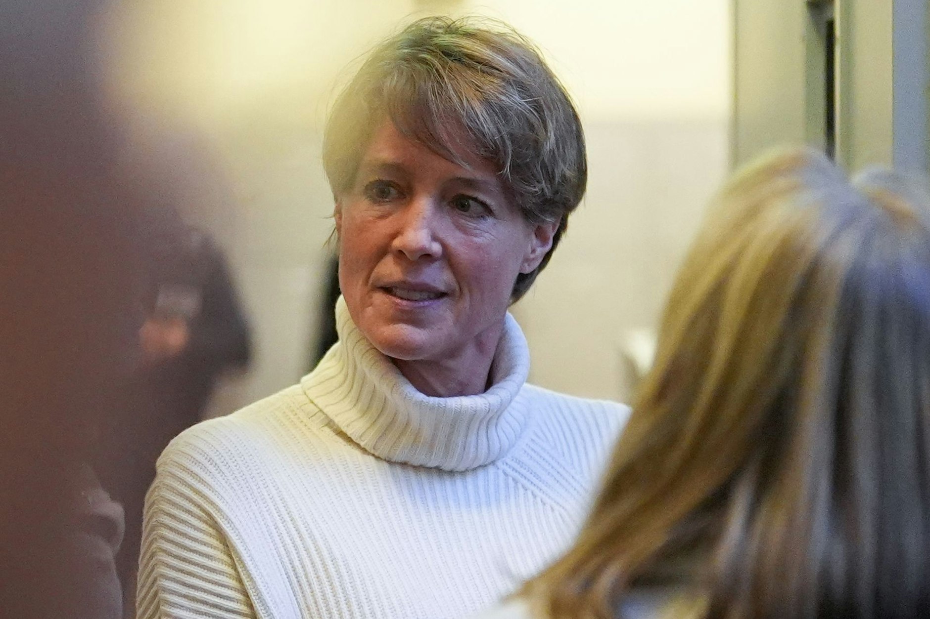 Christina Block vor dem Gerichtssaal im Landgericht Hamburg. Gab sie die Entführung ihrer beiden Kinder in der Silvesternacht 2023/2024 in Auftrag?